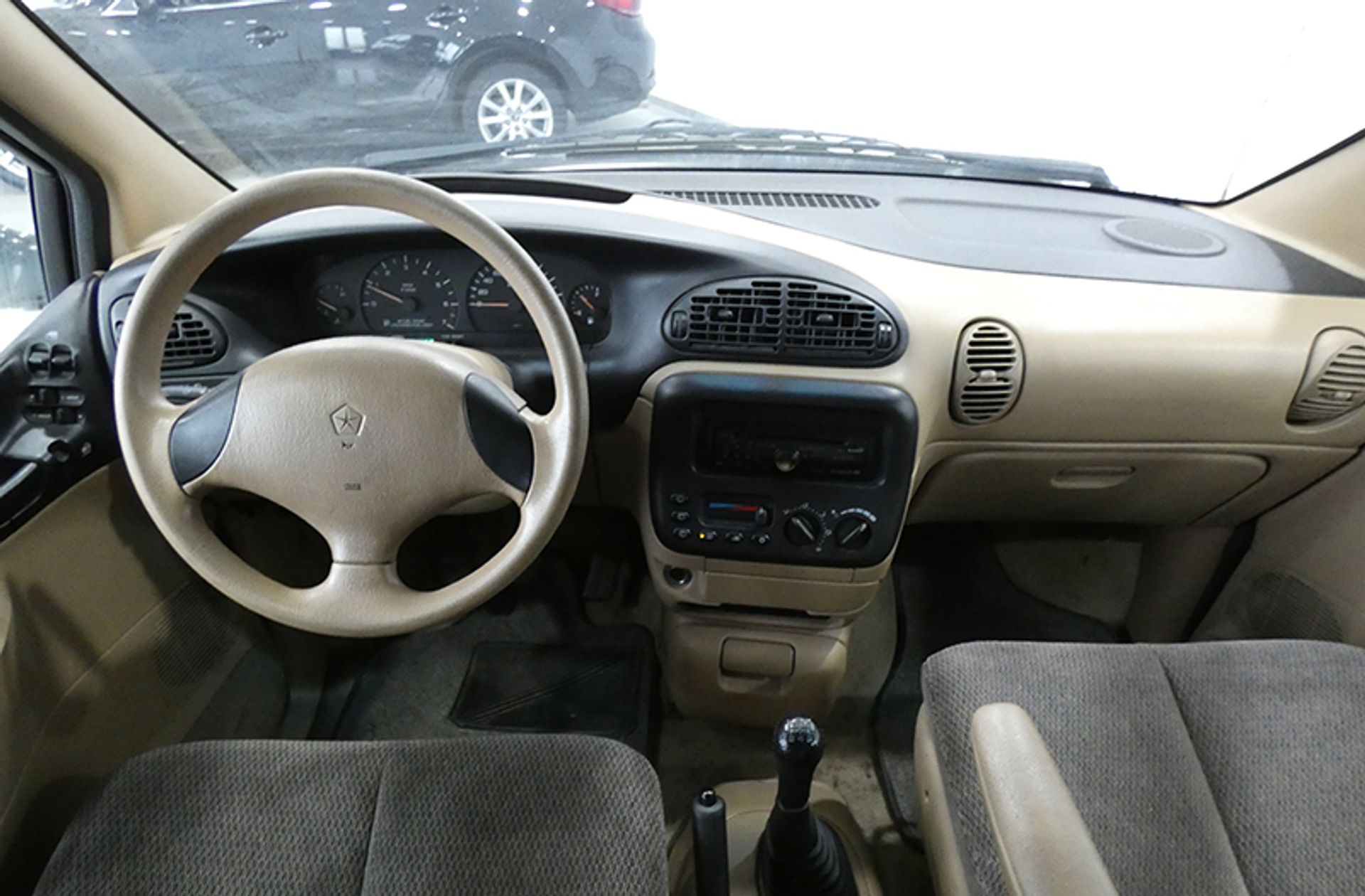 Chrysler Voyager 2.4 SE - foto 8