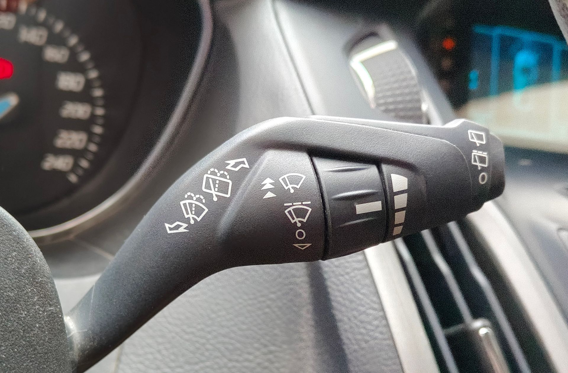 Ford Focus 1.0 EcoBoost Trend - foto 24