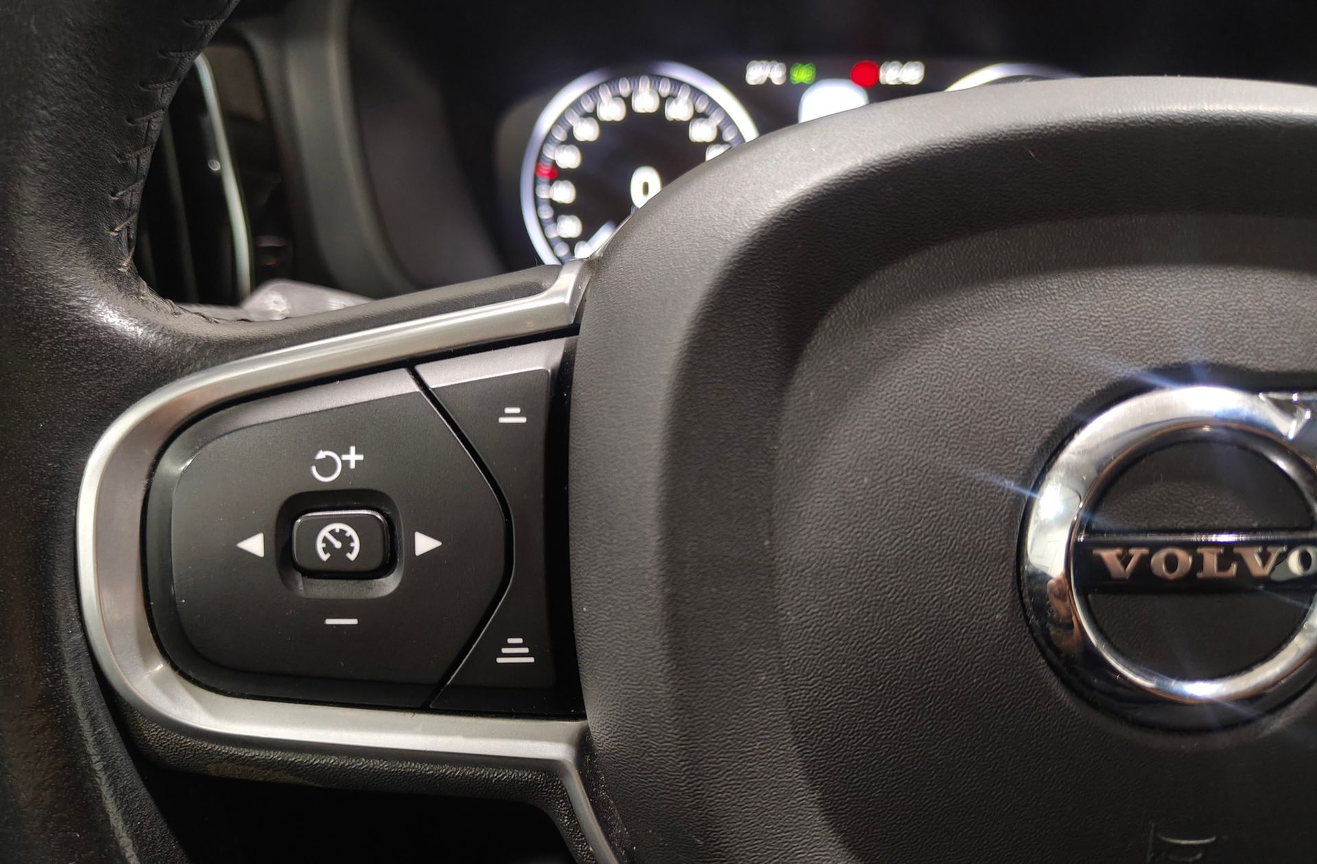 Volvo XC60 D4 Momentum - foto 32