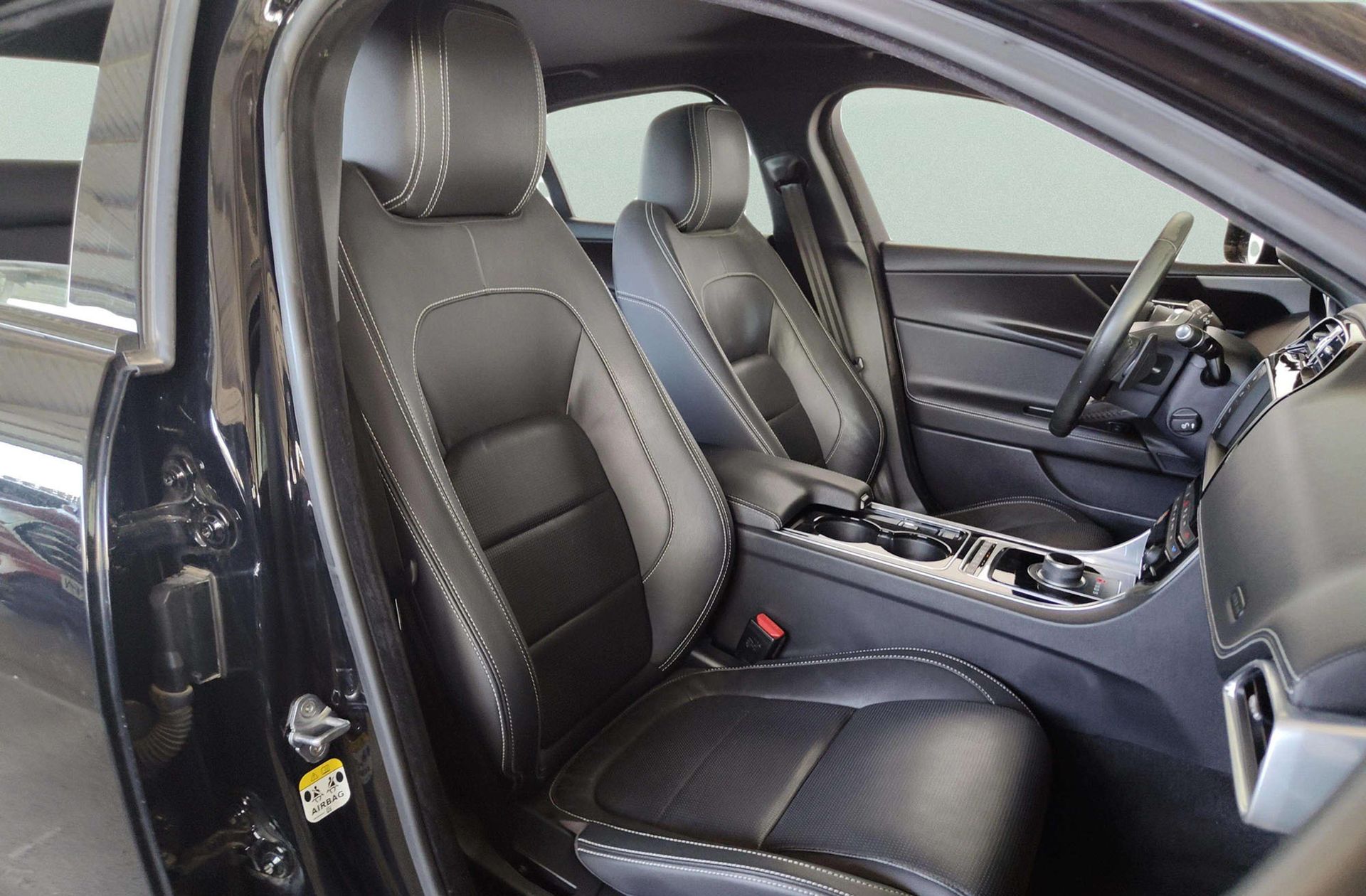 Jaguar XE 2.0 Diesel R-Sport RWD - foto 18