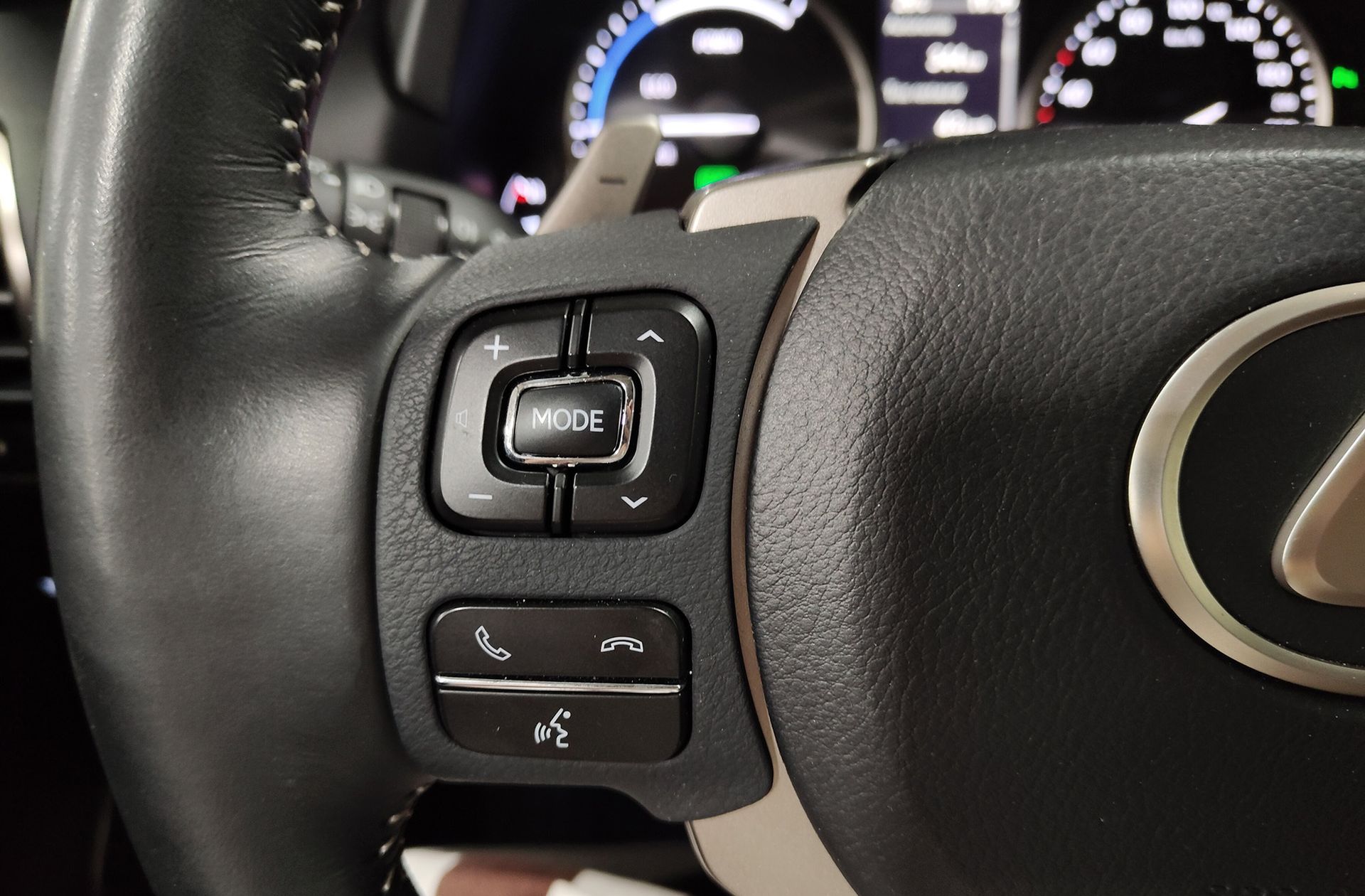 Lexus NX 300h Executive 4WD - foto 34