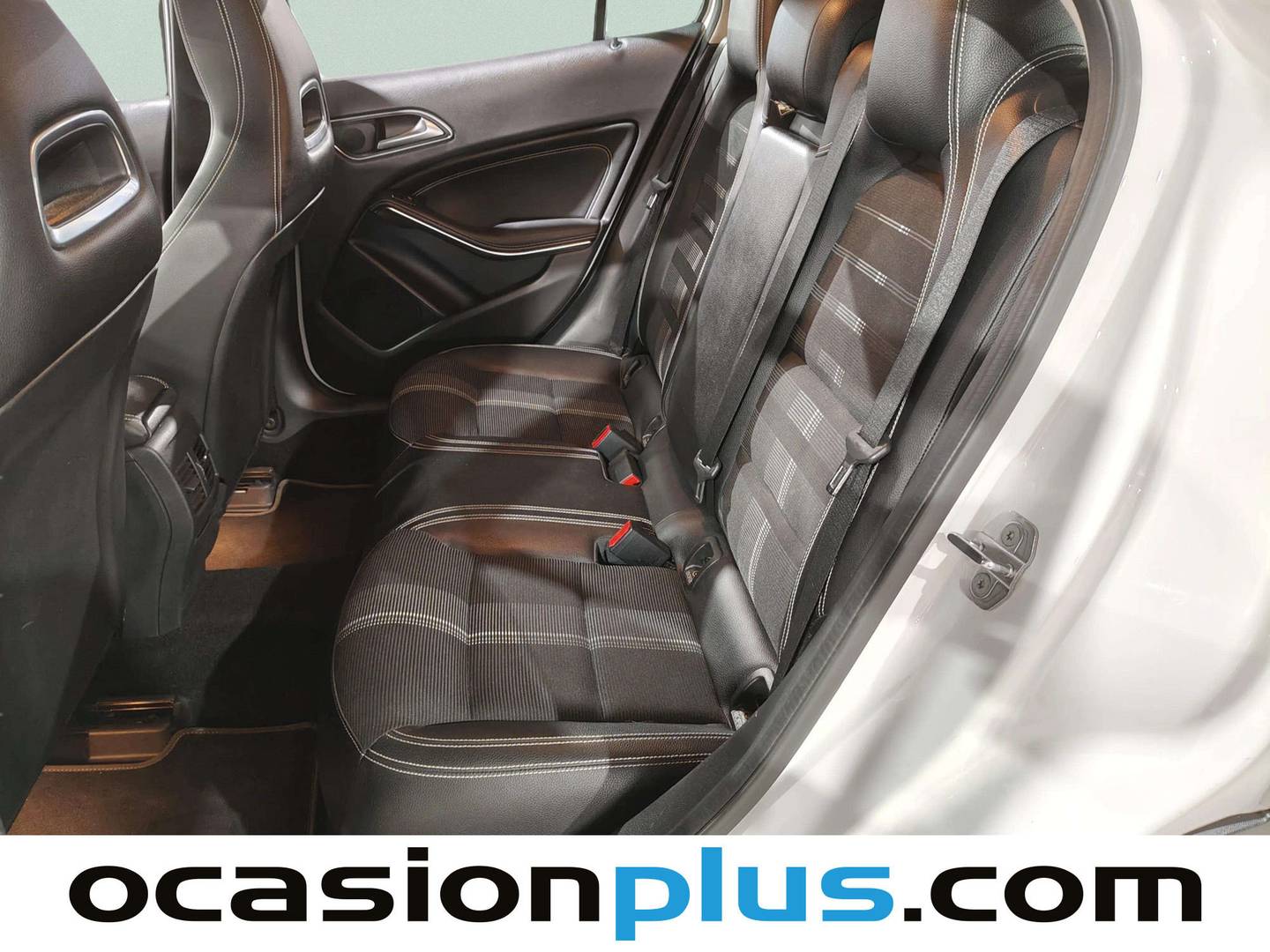Foto asientos traseros Mercedes GLA Mercedes GLA 180 (122 CV)