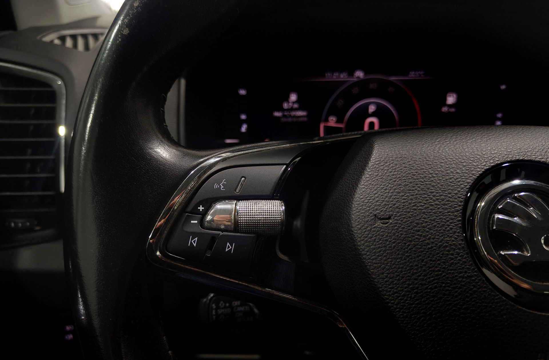 Škoda Karoq 2.0 TDI Ambition 4x4 DSG - foto 24