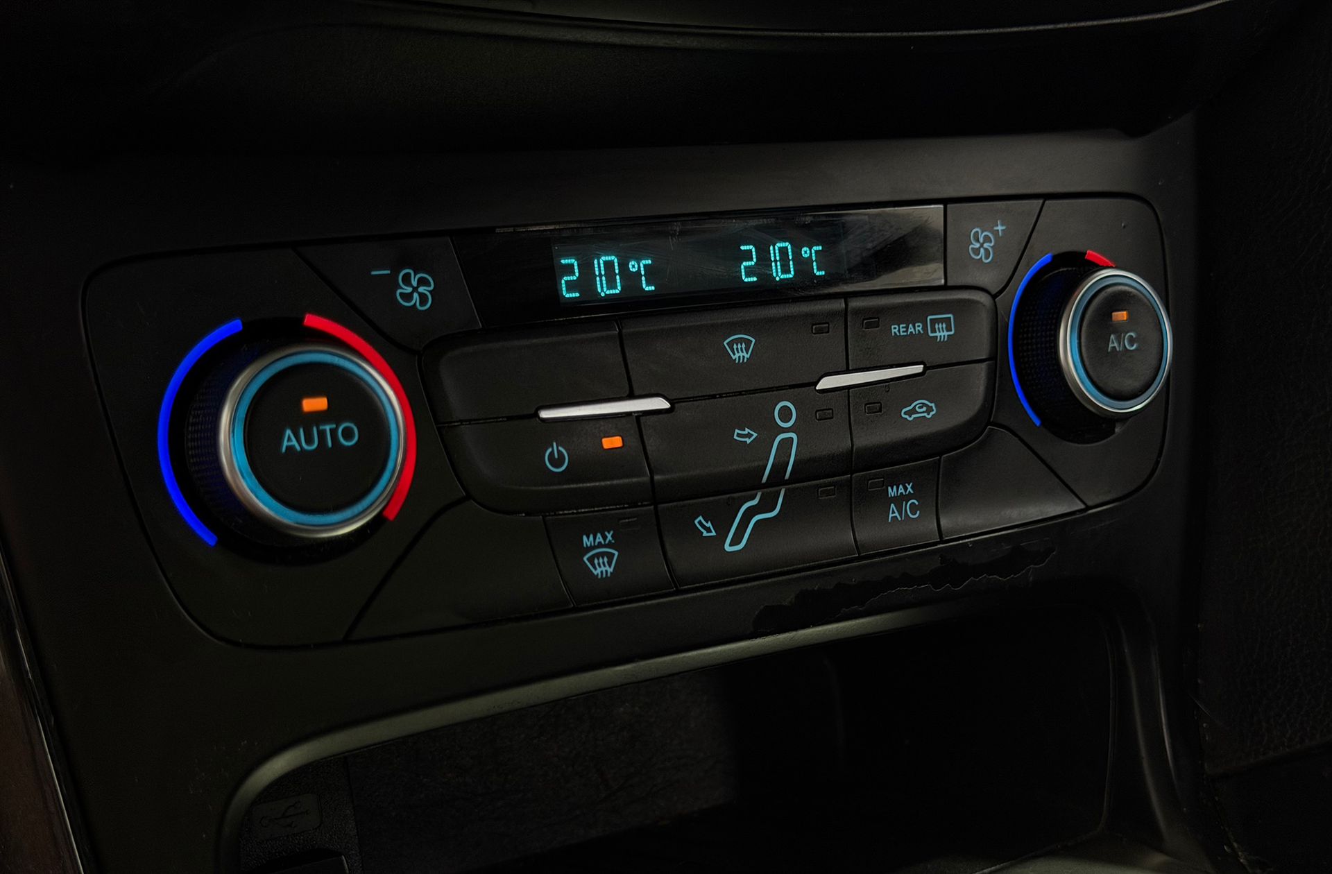 Ford Focus 1.0 EcoBoost Titanium Powershift - foto 29