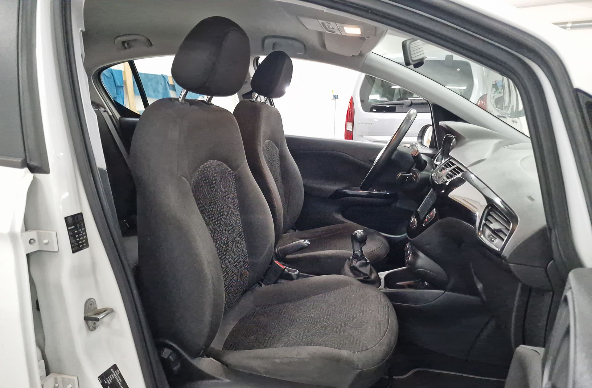 Opel Corsa 1.4 Selective - foto 15