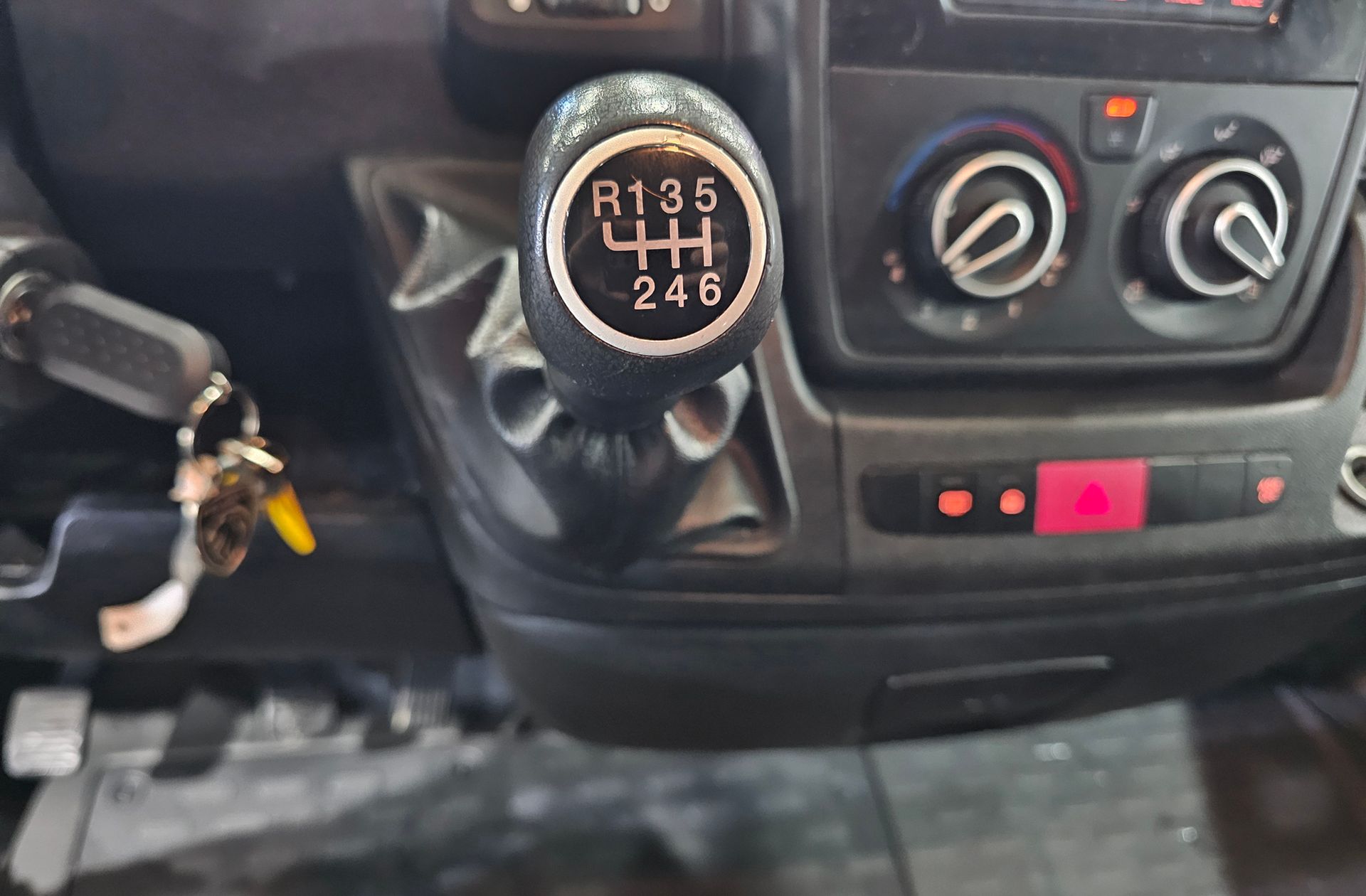 Peugeot Boxer Furgon BlueHDi 140 Pack 335 L2H2 - foto 5