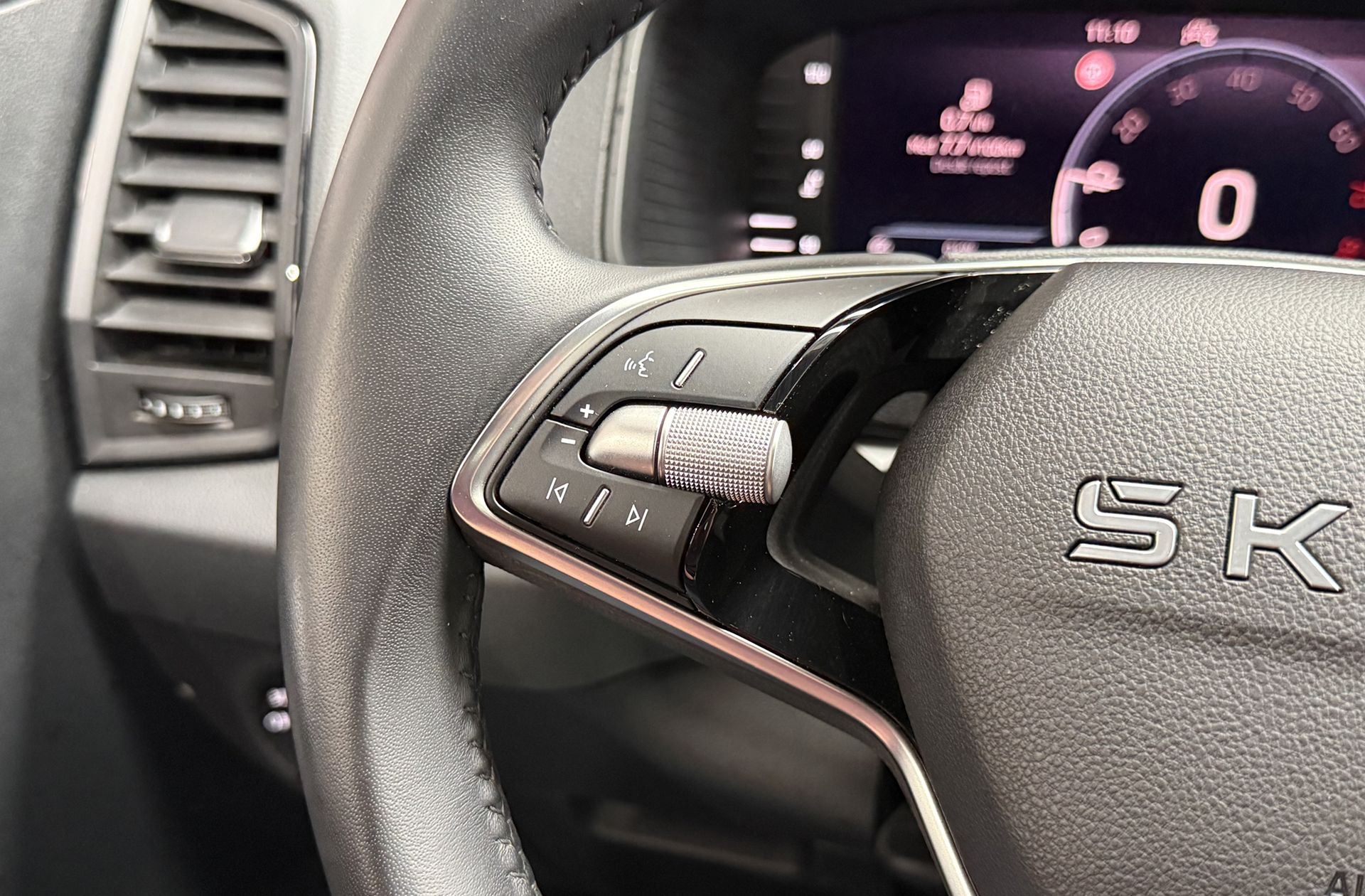 Škoda Karoq 1.0 TSI Selection - foto 24