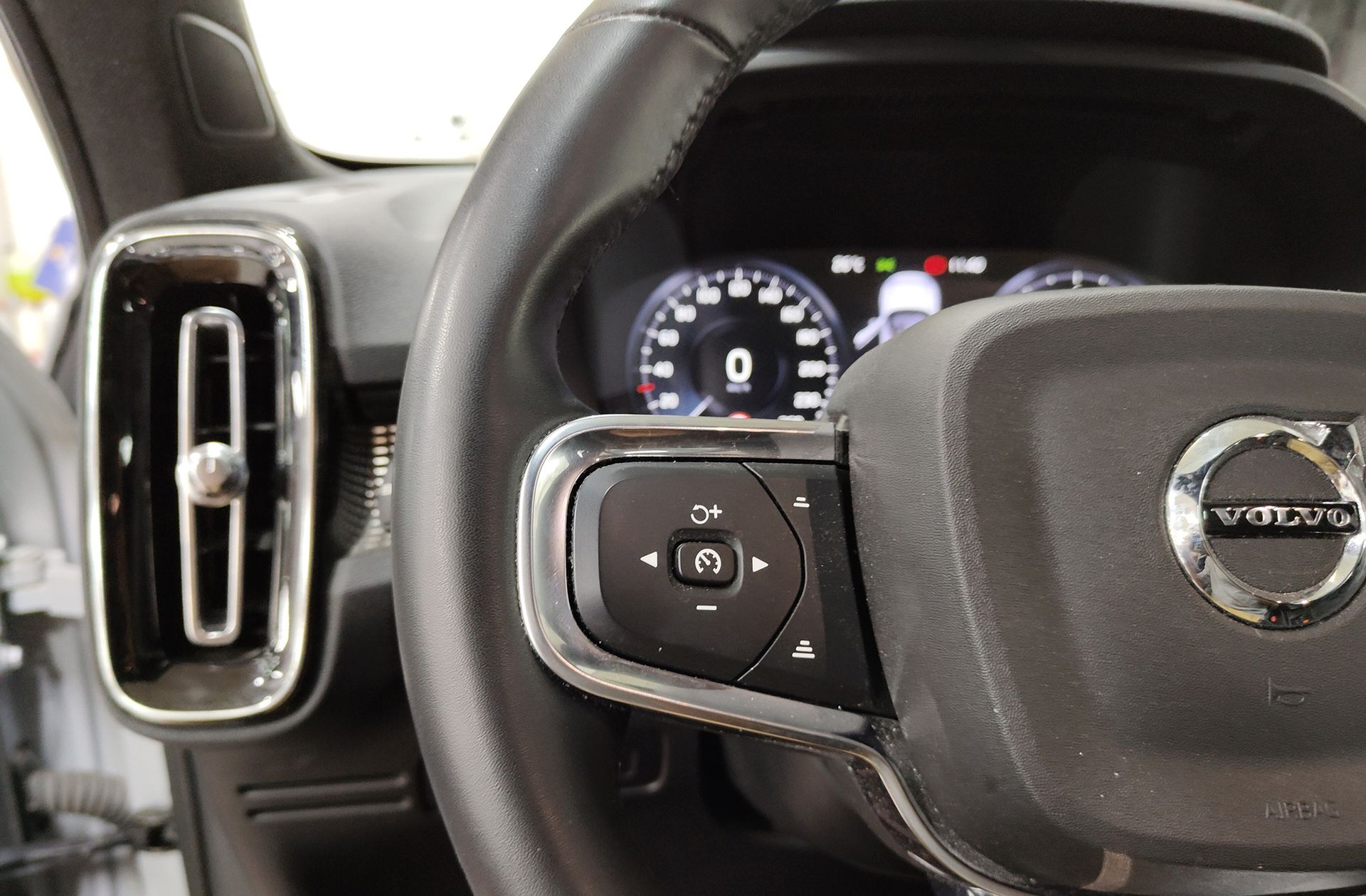 Volvo XC40 T2 R-Design - foto 33