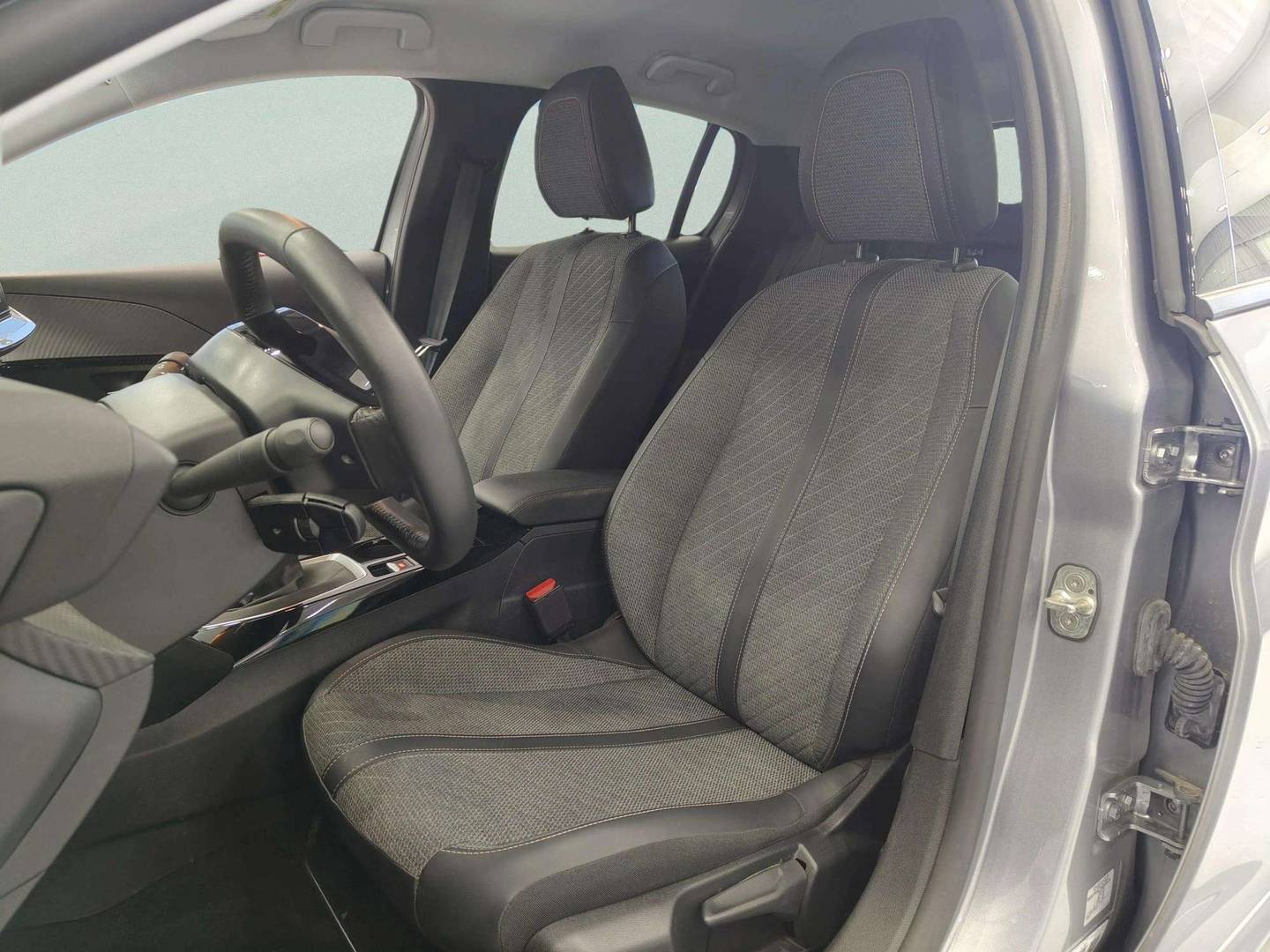 Foto asientos delanteros Peugeot 208 Peugeot 208 PureTech 100 Allure (100 CV)