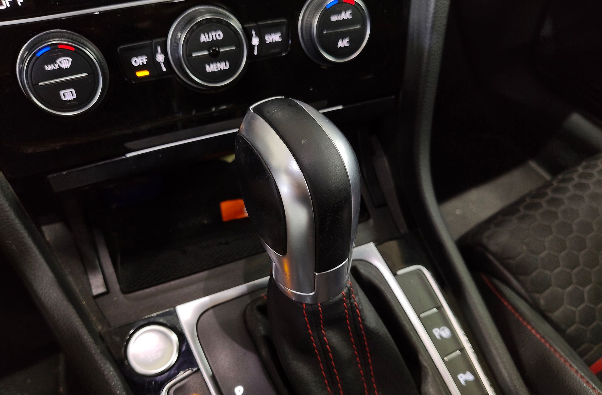 Volkswagen Golf GTI Performance 2.0 TSI DSG - foto 5