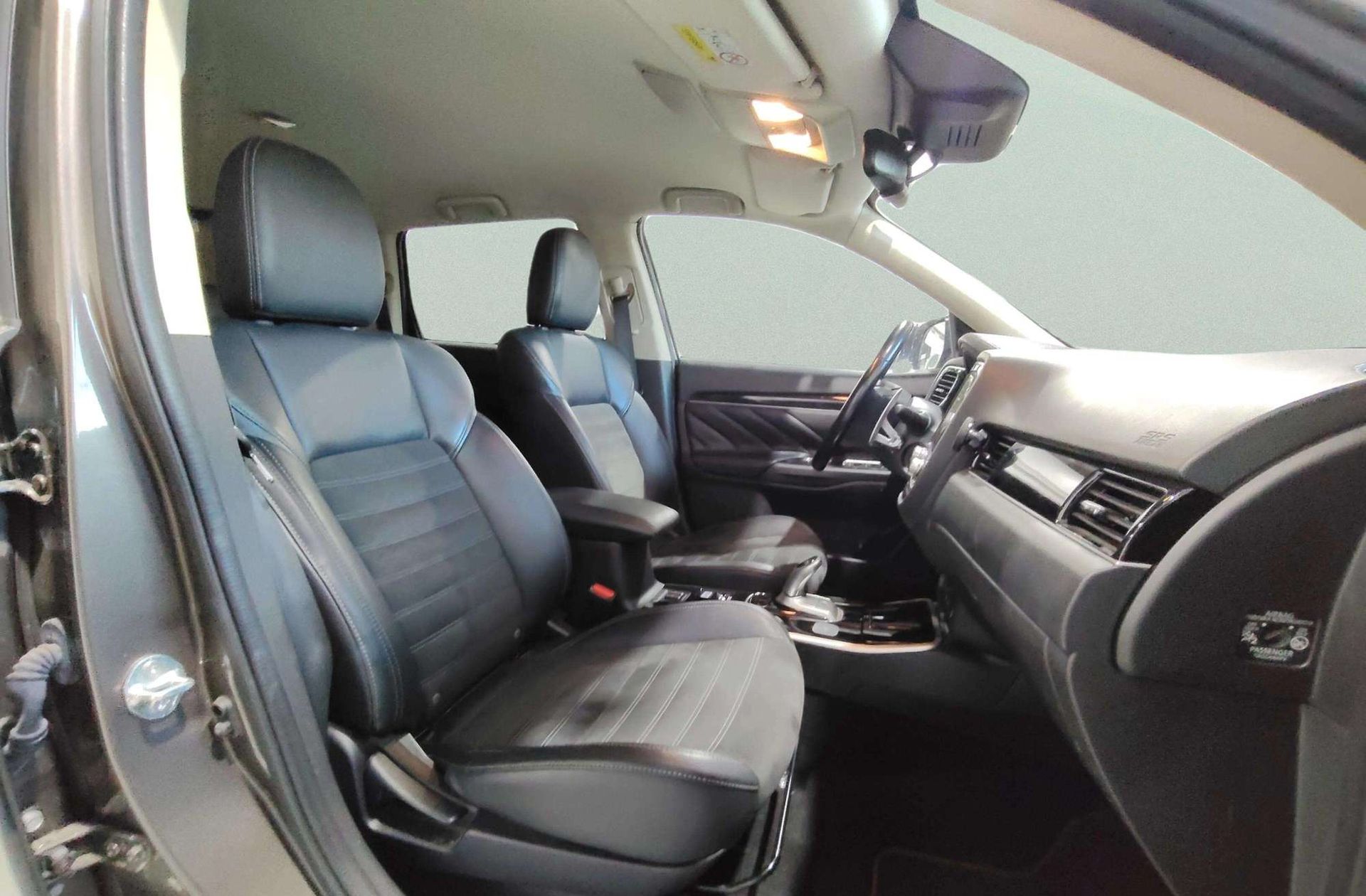 Mitsubishi Outlander 2.4 PHEV Kaiteki 4WD - foto 19
