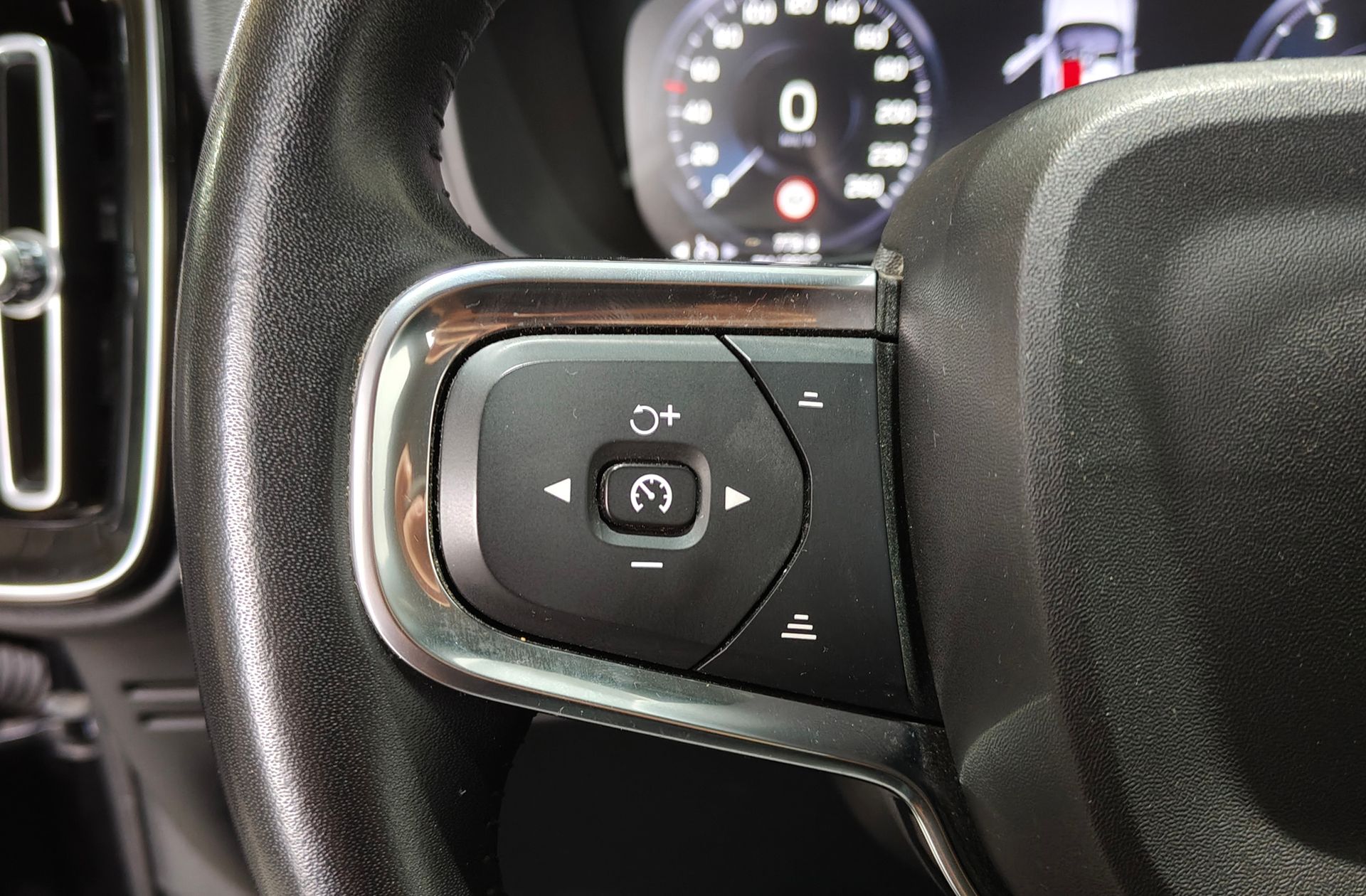 Volvo XC40 B4 G Momentum Pro AWD - foto 28