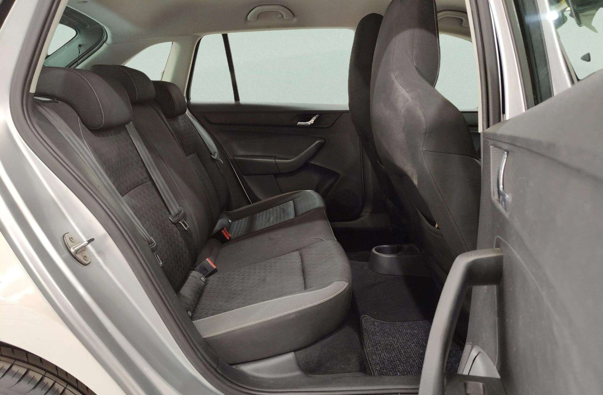 Škoda Spaceback 1.4 TDI Ambition DSG - foto 14