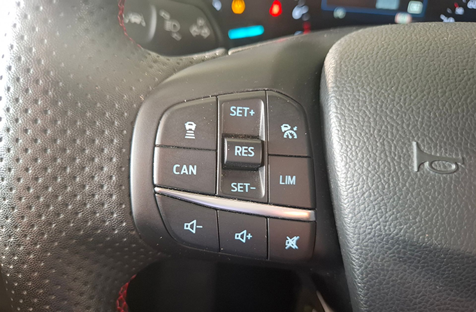 Ford Focus 1.0 EcoBoost MHEV ST-Line - foto 24