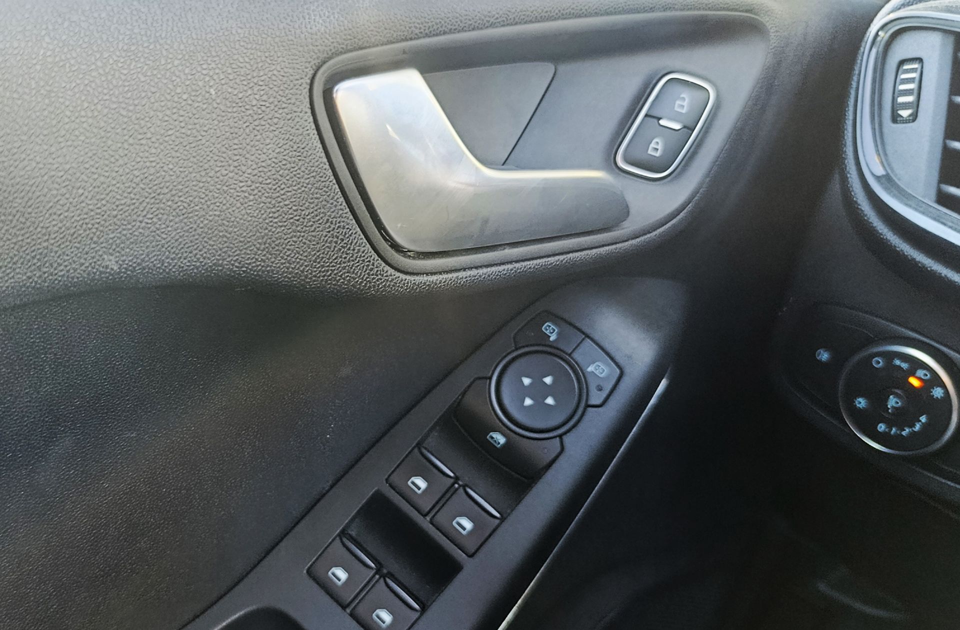 Ford Fiesta 1.0 EcoBoost MHEV ST-Line - foto 37