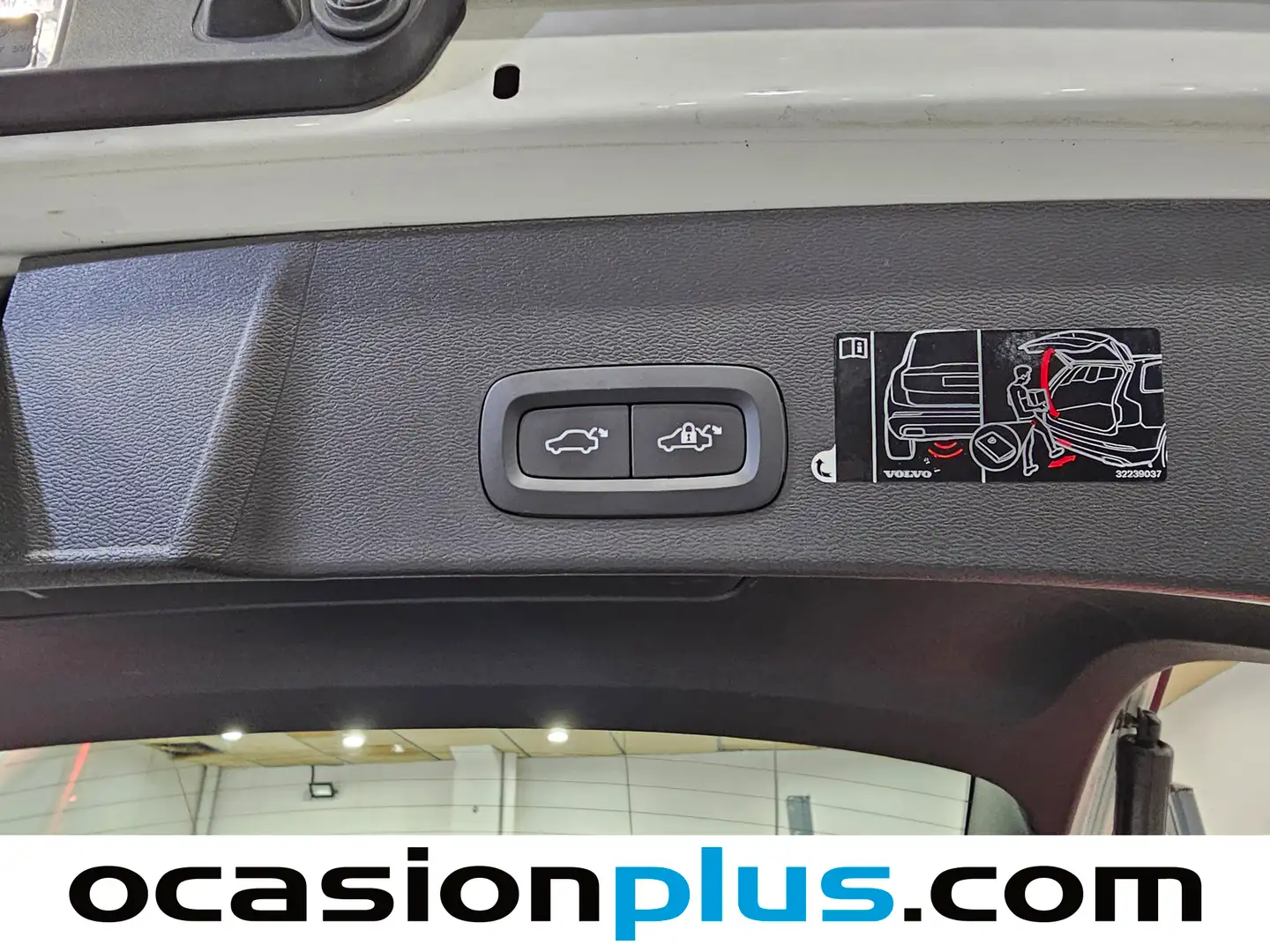 Foto Volvo XC40 Volvo XC40 B3 G Momentum Pro Auto (163 CV)