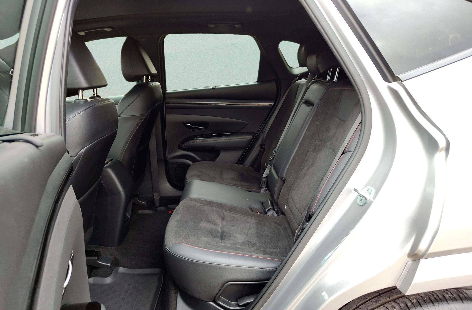 Hyundai Tucson 1.6 CRDi 48V N-Line Sky Safe DCT - foto 13
