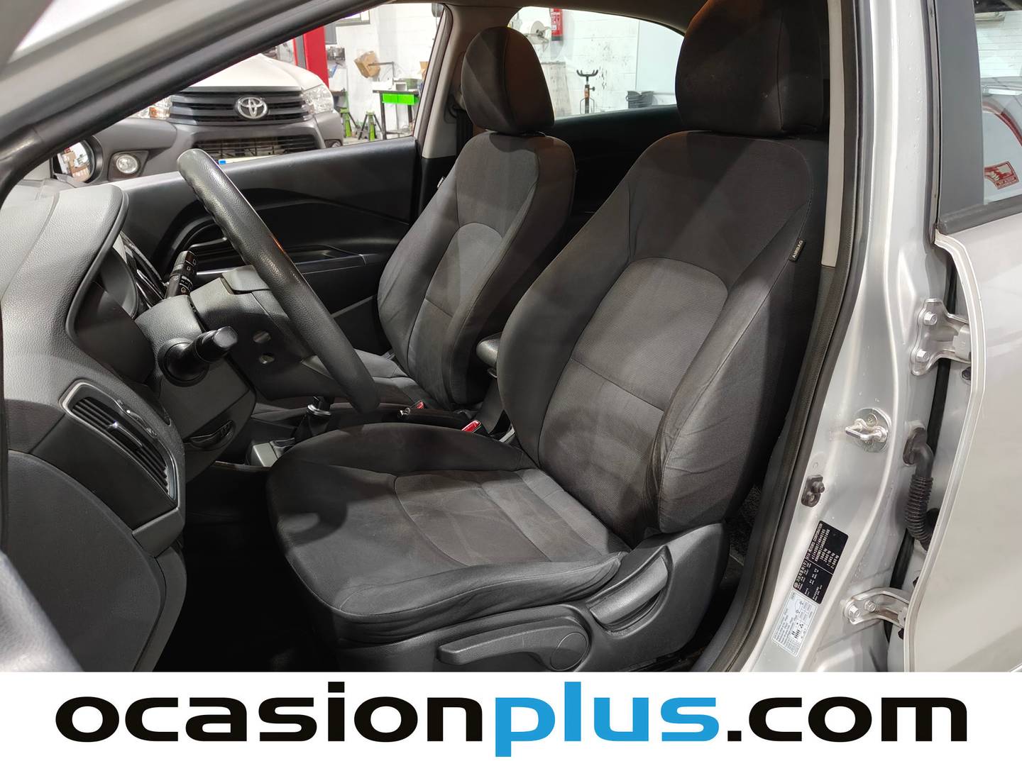 Foto asientos delanteros KIA Rio Kia Rio 1.1 CRDi WGT Drive (75 CV)