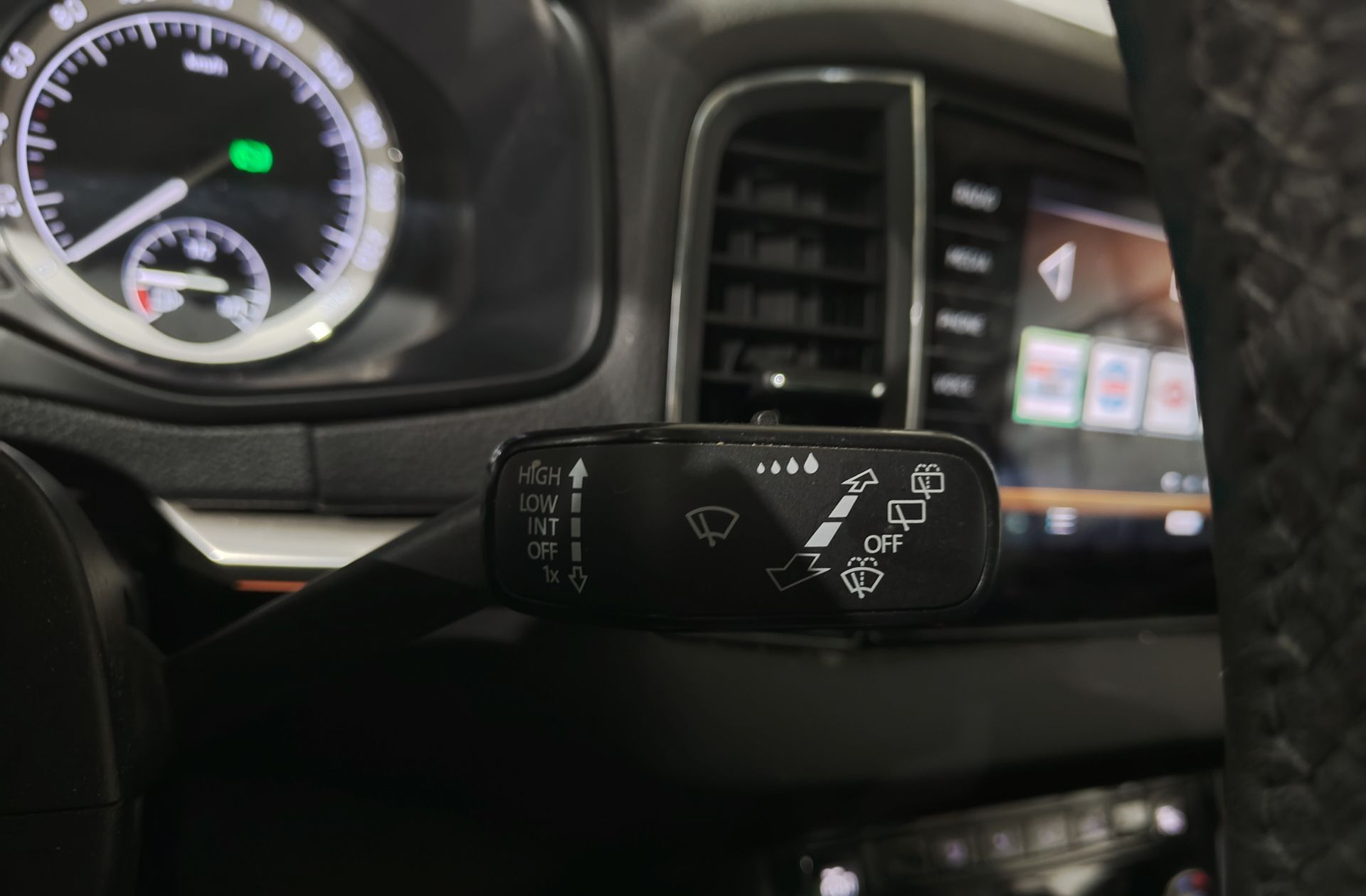 Škoda Karoq 1.0 TSI Ambition DSG - foto 28