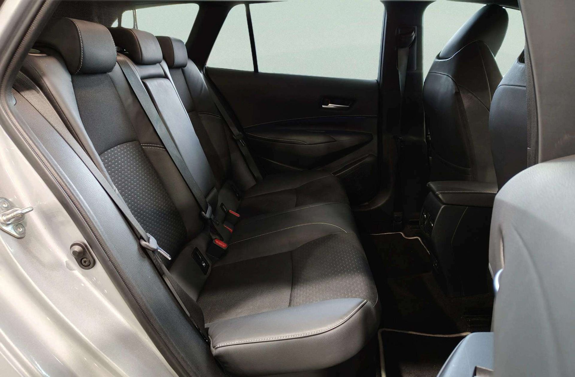 Toyota Corolla 200H Touring Sport Style Edition - foto 27