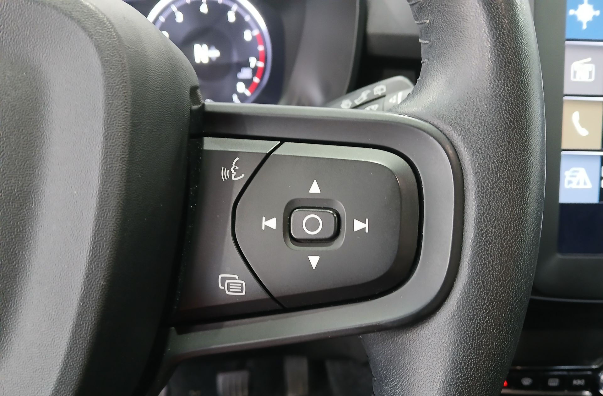 Volvo XC40 T2 Momentum Core - foto 26