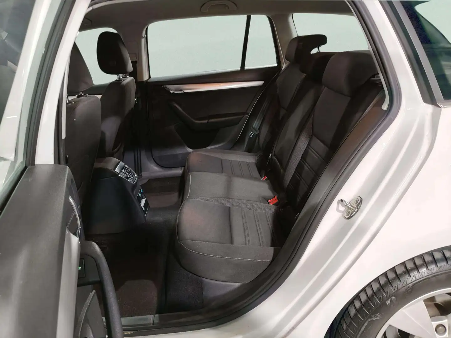 Foto Skoda Octavia Skoda Octavia Combi 1.6 TDI CR Ambition (115 CV)