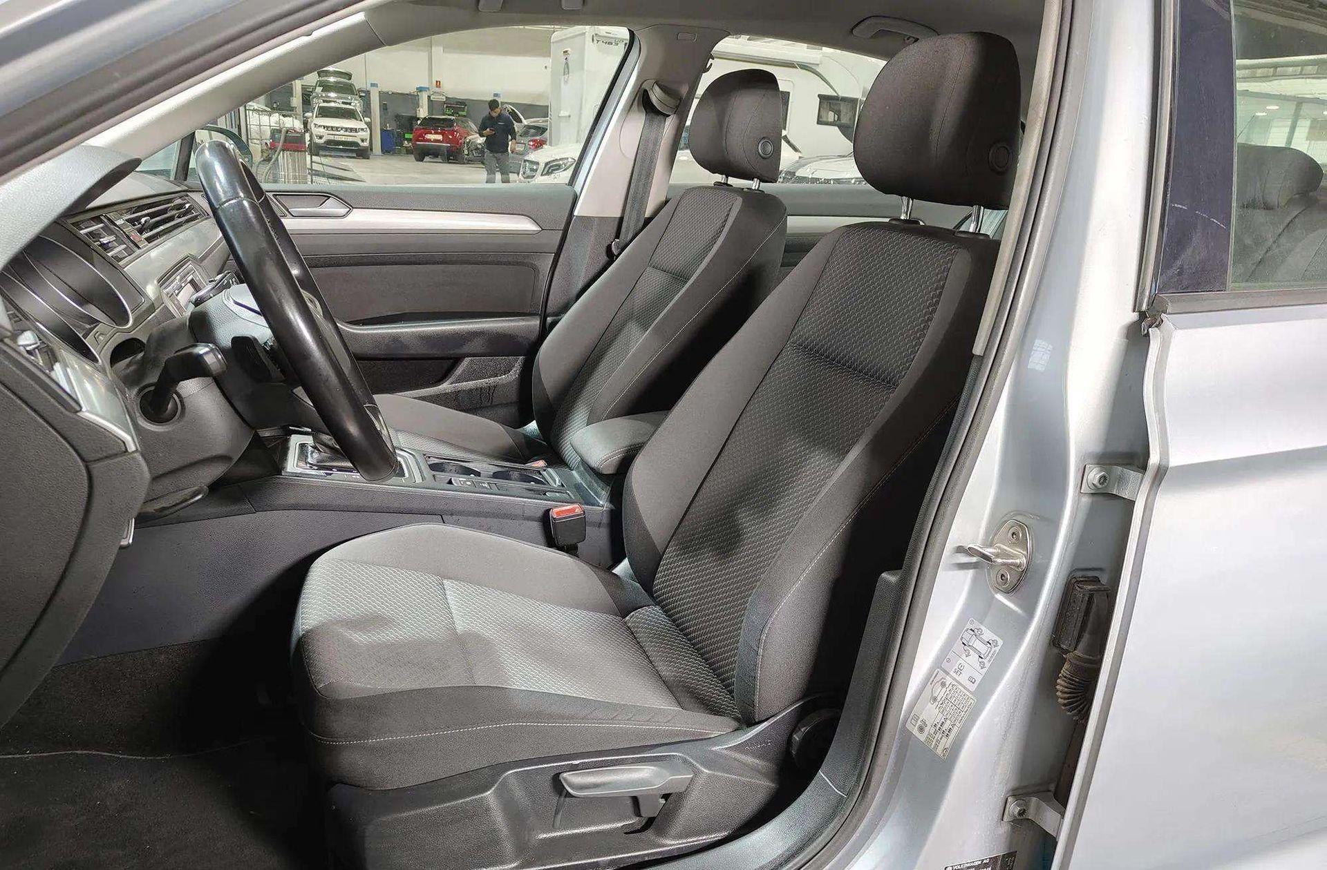 Volkswagen Passat Business 2.0 TDI DSG - foto 11