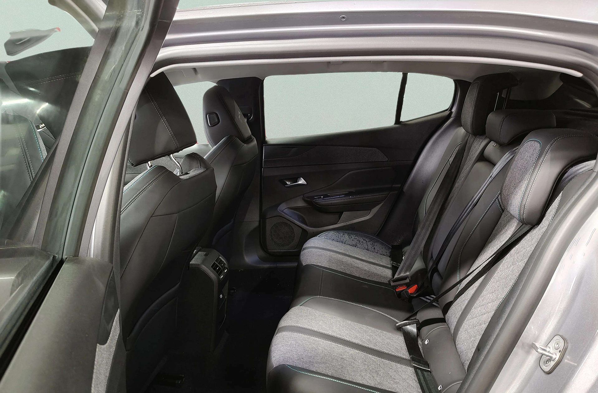 Peugeot 408 Allure PHEV 180 e-EAT8 - foto 15