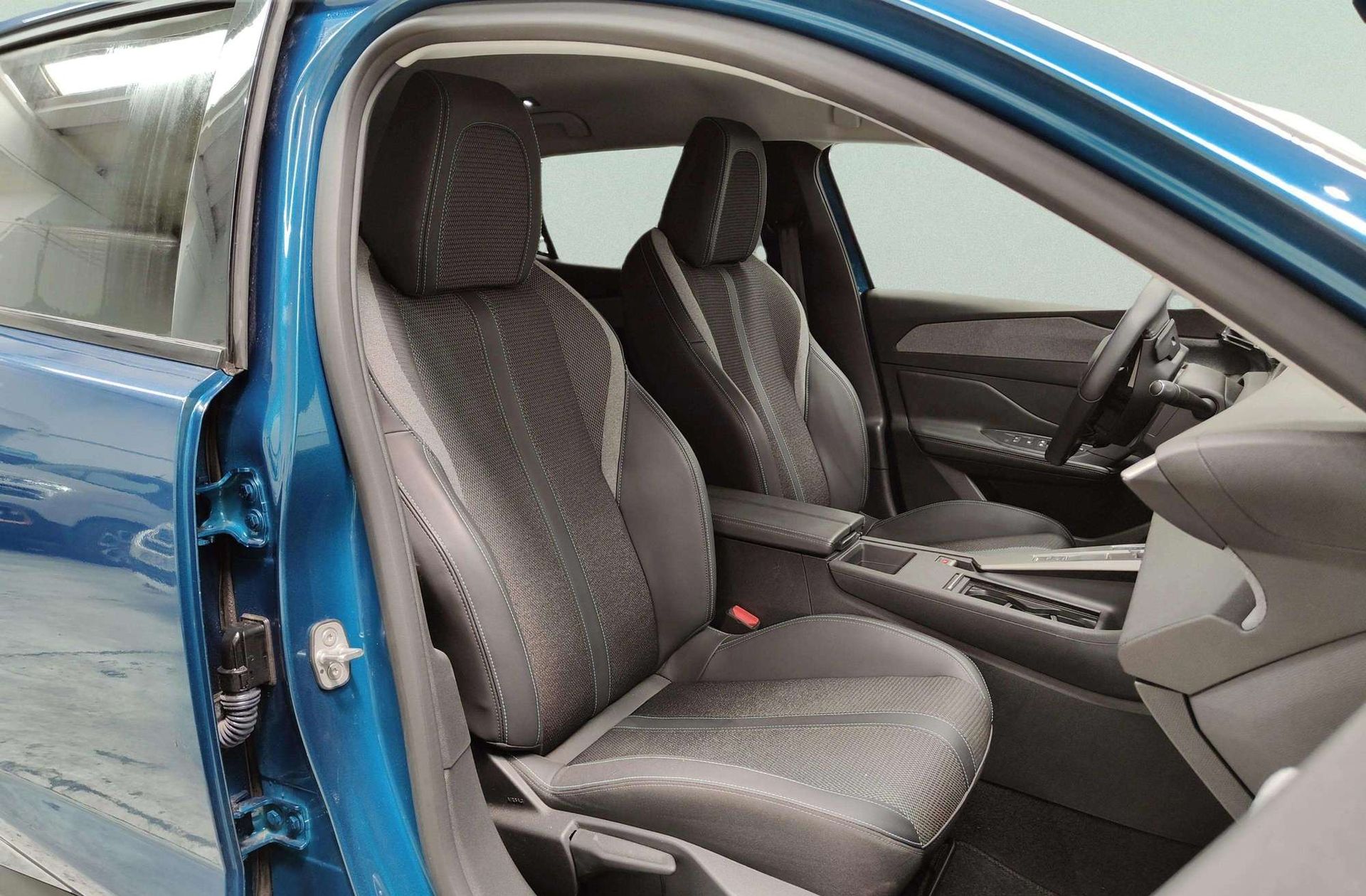Peugeot 408 Allure Hybrid 145 eDCS6 - foto 21