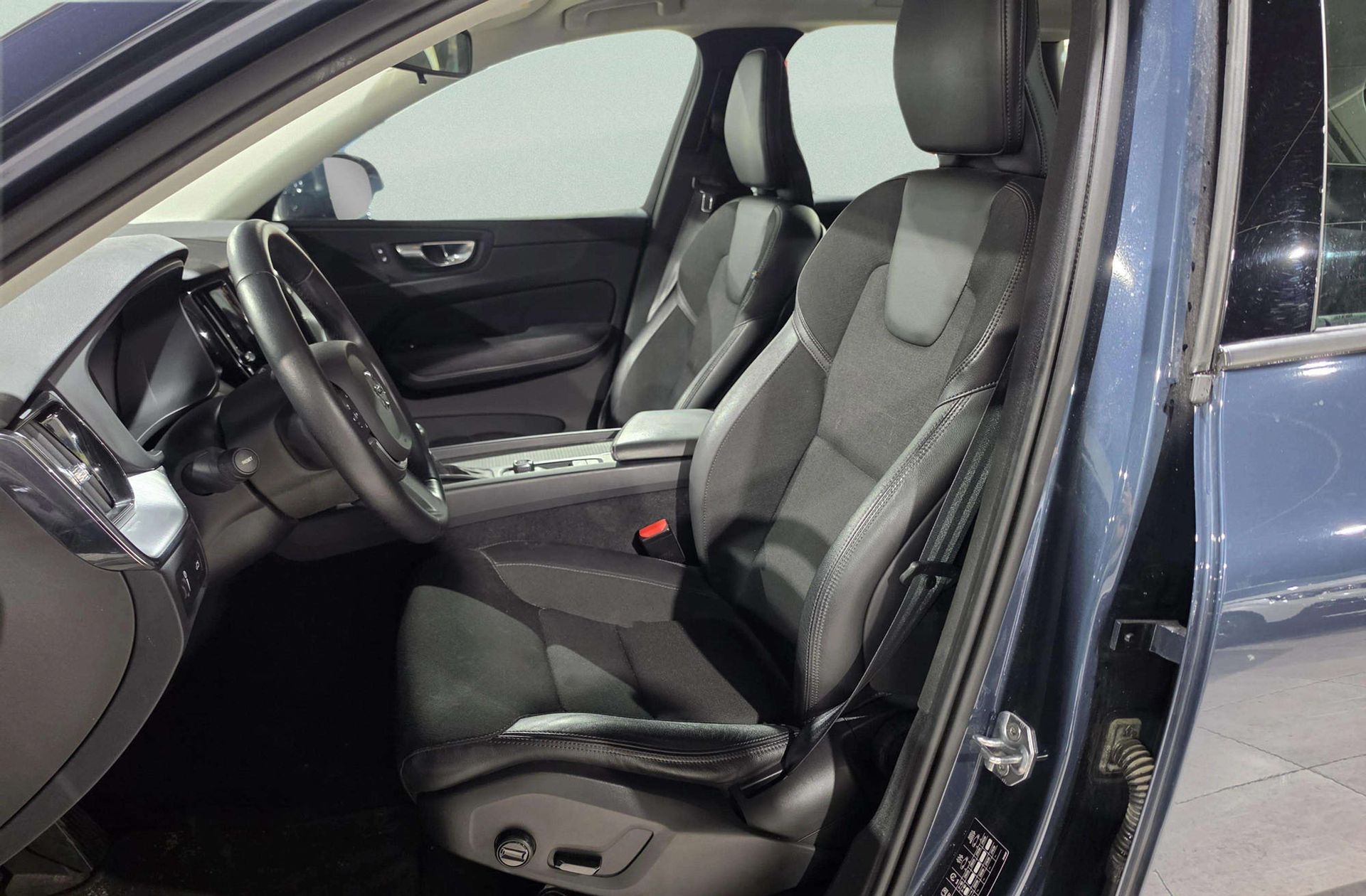 Volvo XC60 T4 Momentum - foto 10