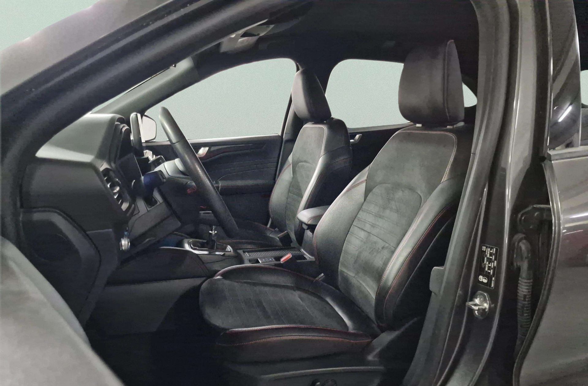 Ford Kuga 1.5T EcoBoost ST-Line X 4x2 - foto 11