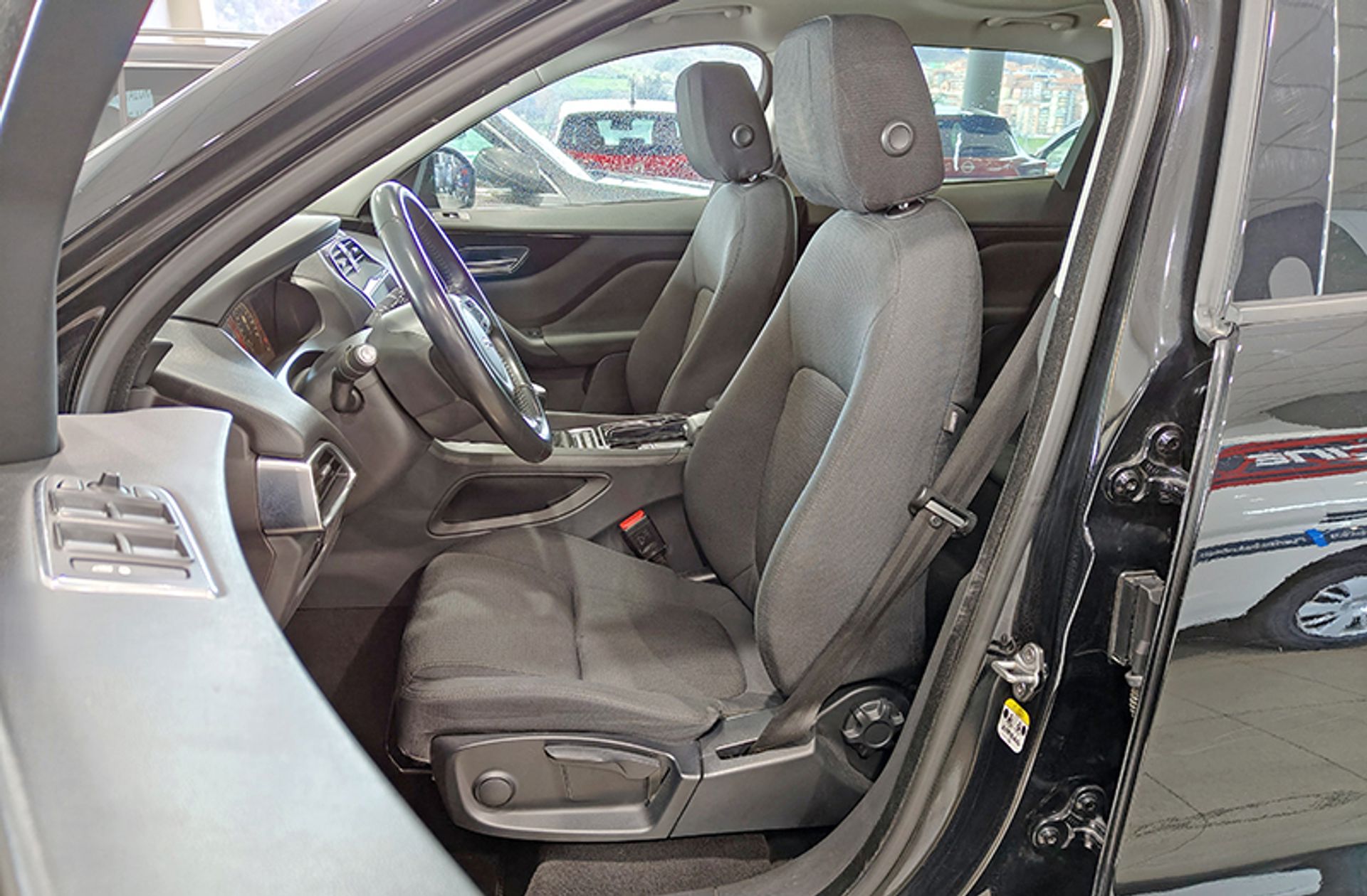 Jaguar F-Pace 2.0L i4D Pure RWD - foto 13