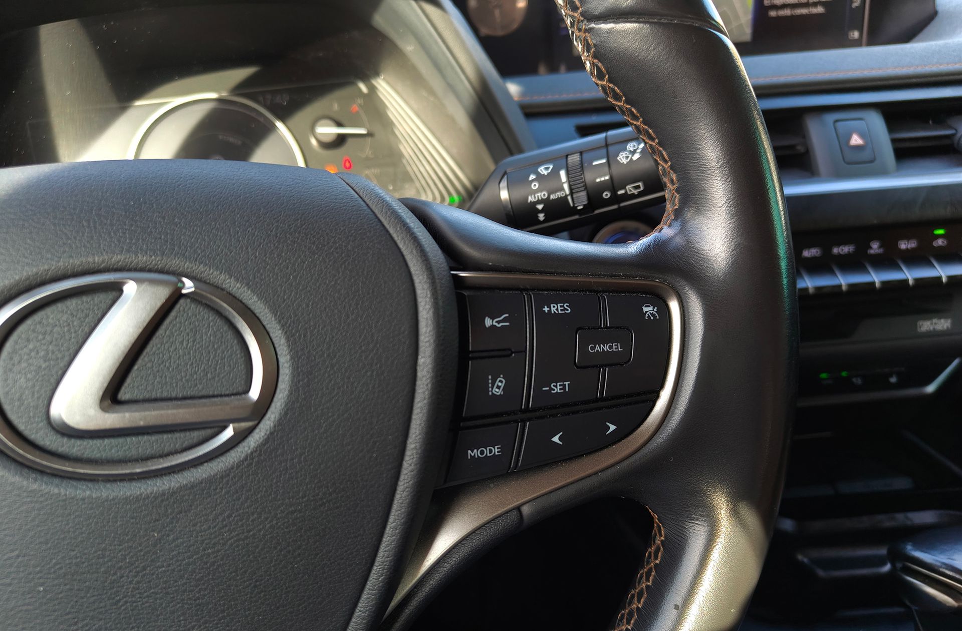 Lexus UX 250h Luxury - foto 33