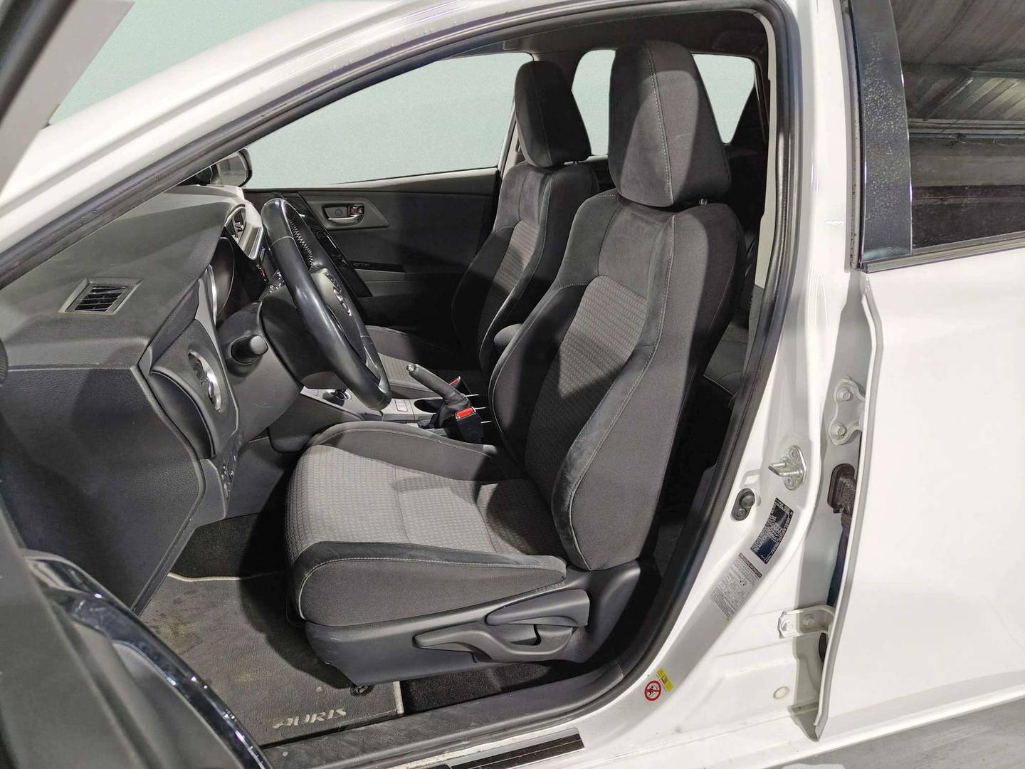 Foto asientos delanteros Toyota Auris Toyota Auris 140H Hybrid Feel! Edition (136 CV)