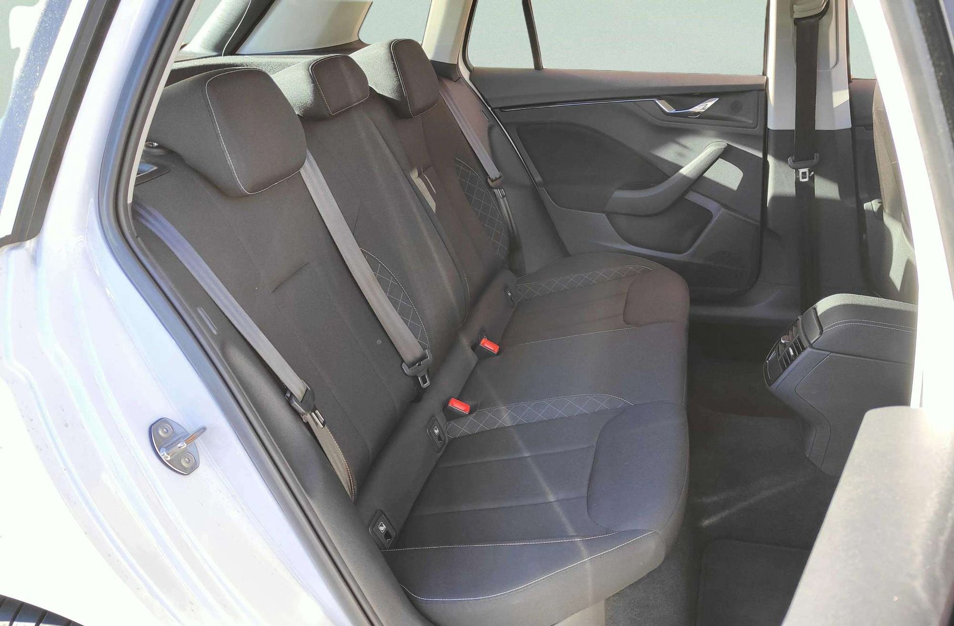 Škoda Kamiq 1.0 TSI Ambition DSG - foto 18
