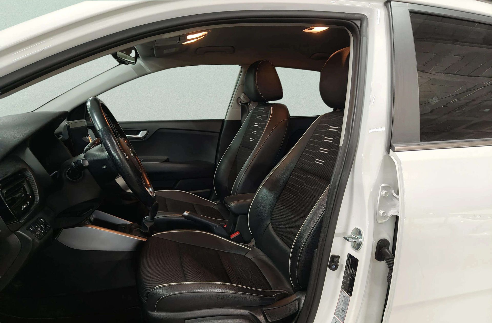 Kia Stonic 1.0 T-GDi MHEV iMT GT Line - foto 13