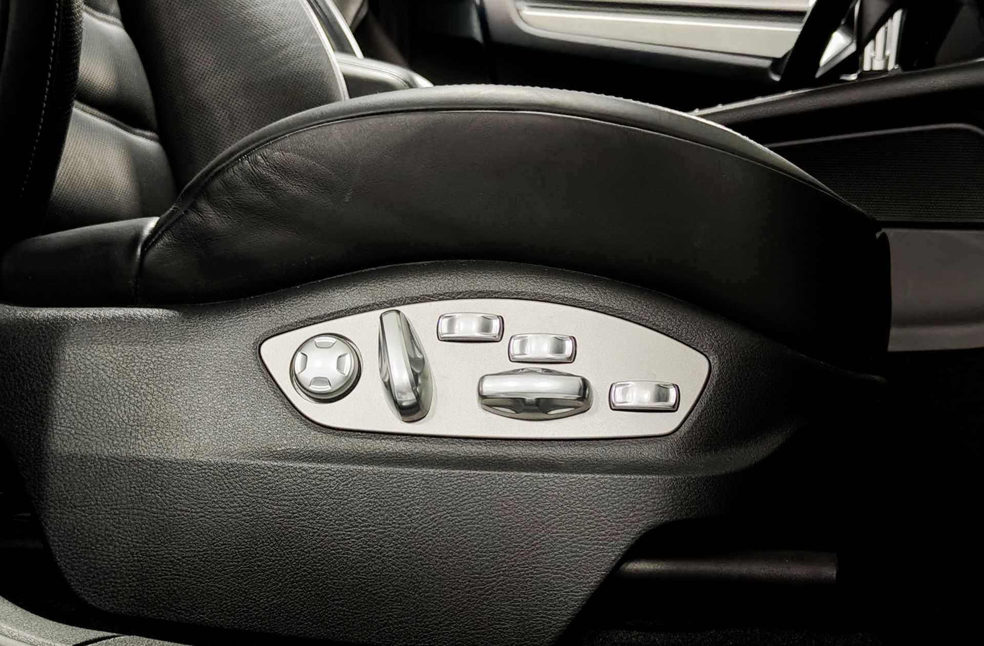 Porsche Macan Turbo - foto 30
