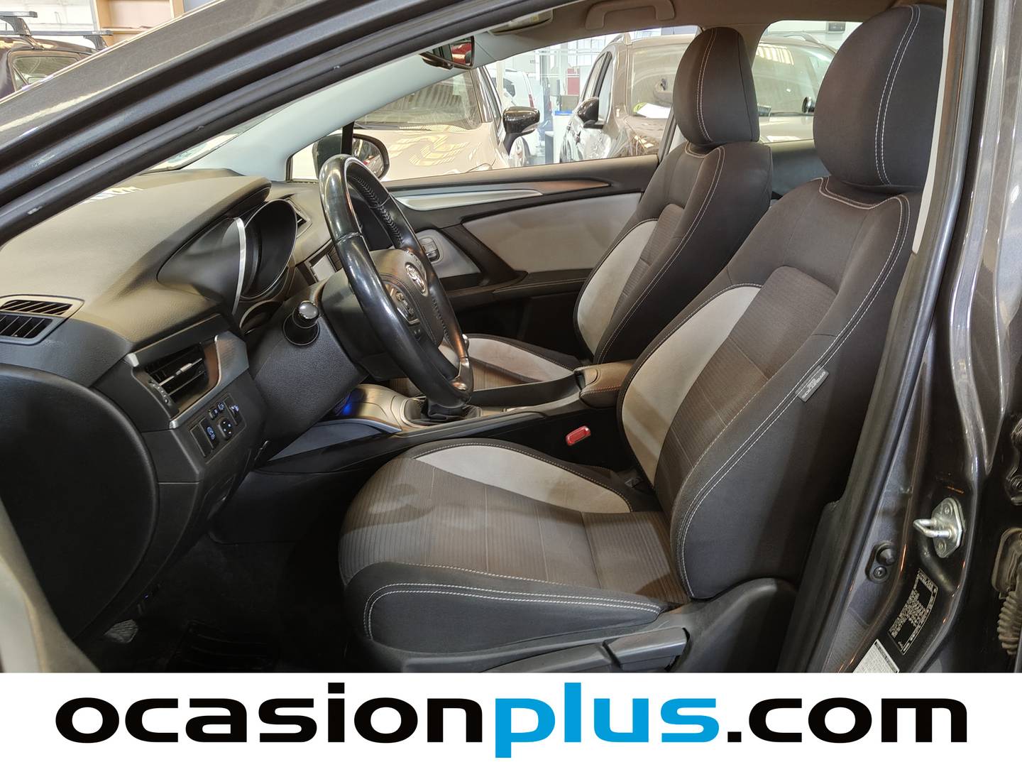 Foto asientos delanteros Toyota Avensis Toyota Avensis 150D Business Advance (143 CV)