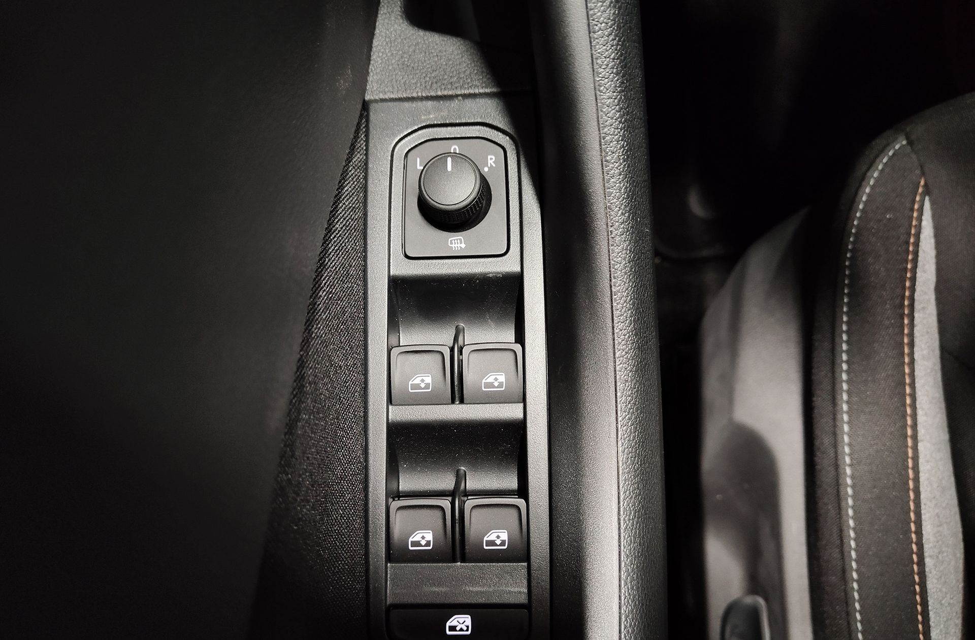 Škoda Kamiq 1.0 TSI Selection DSG - foto 33