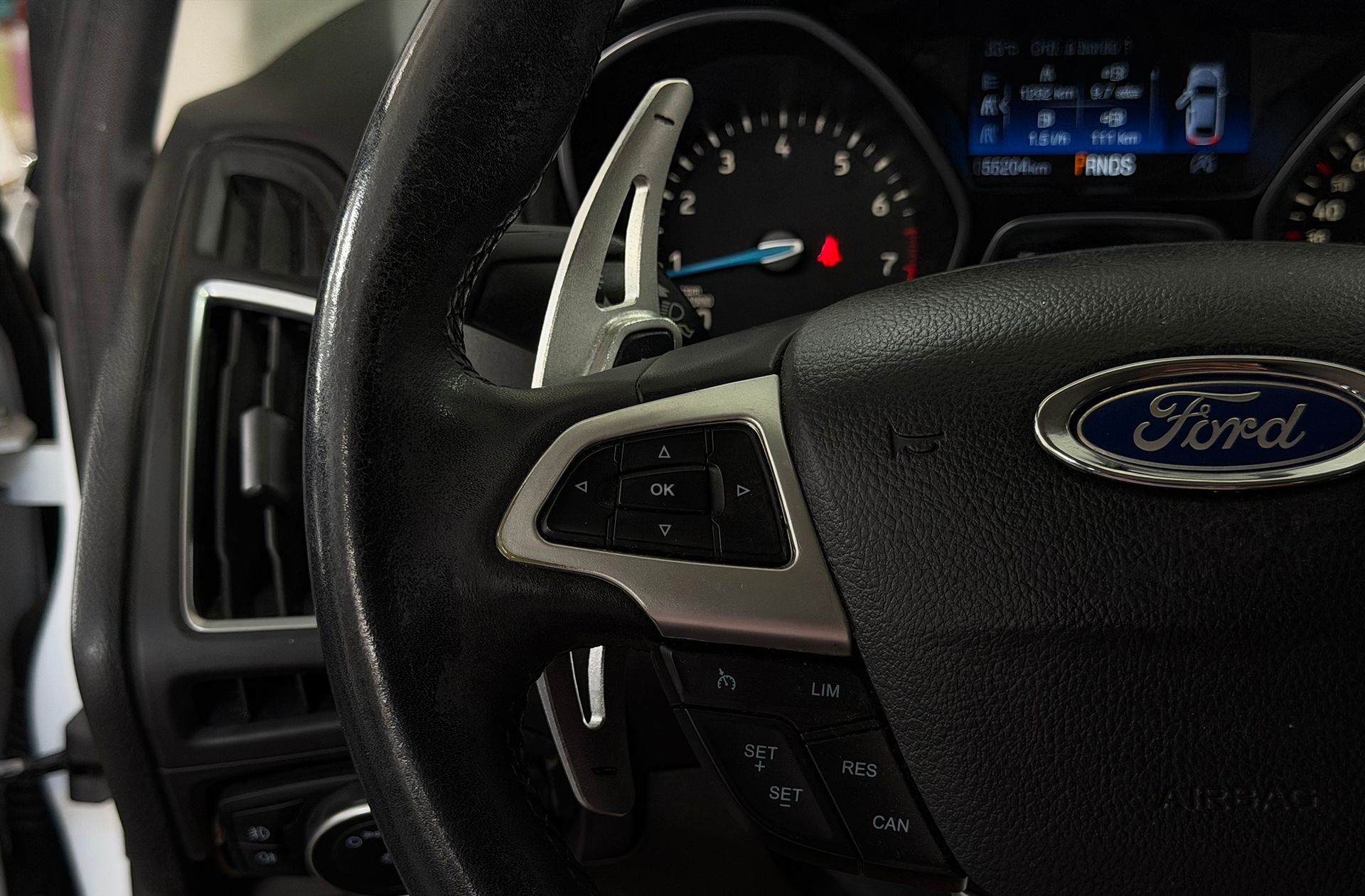 Ford Focus 1.0 EcoBoost Titanium Powershift - foto 24