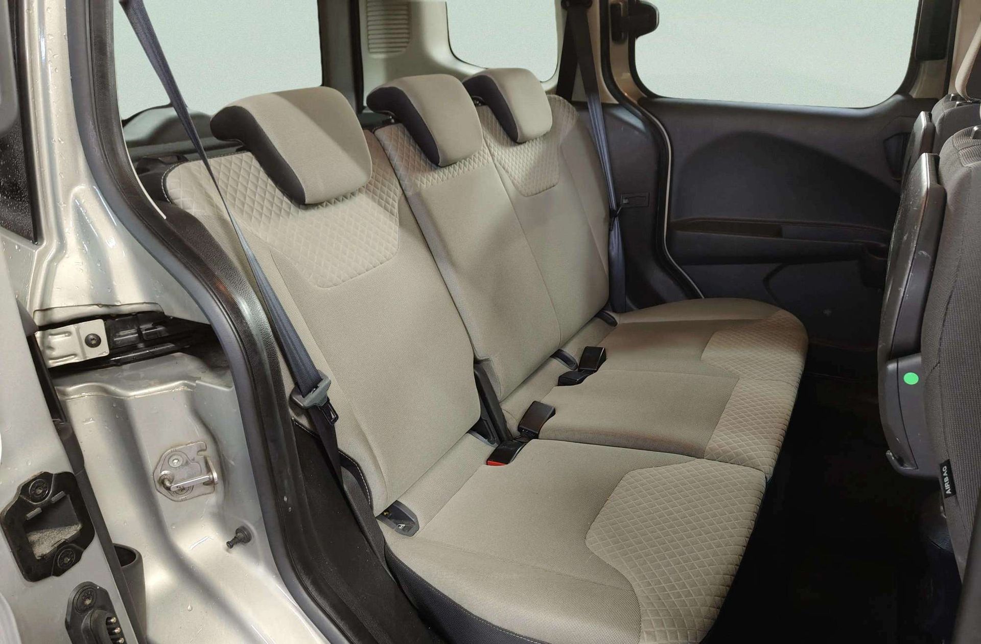 Ford Tourneo Courier 1.0 EcoBoost Titanium - foto 17