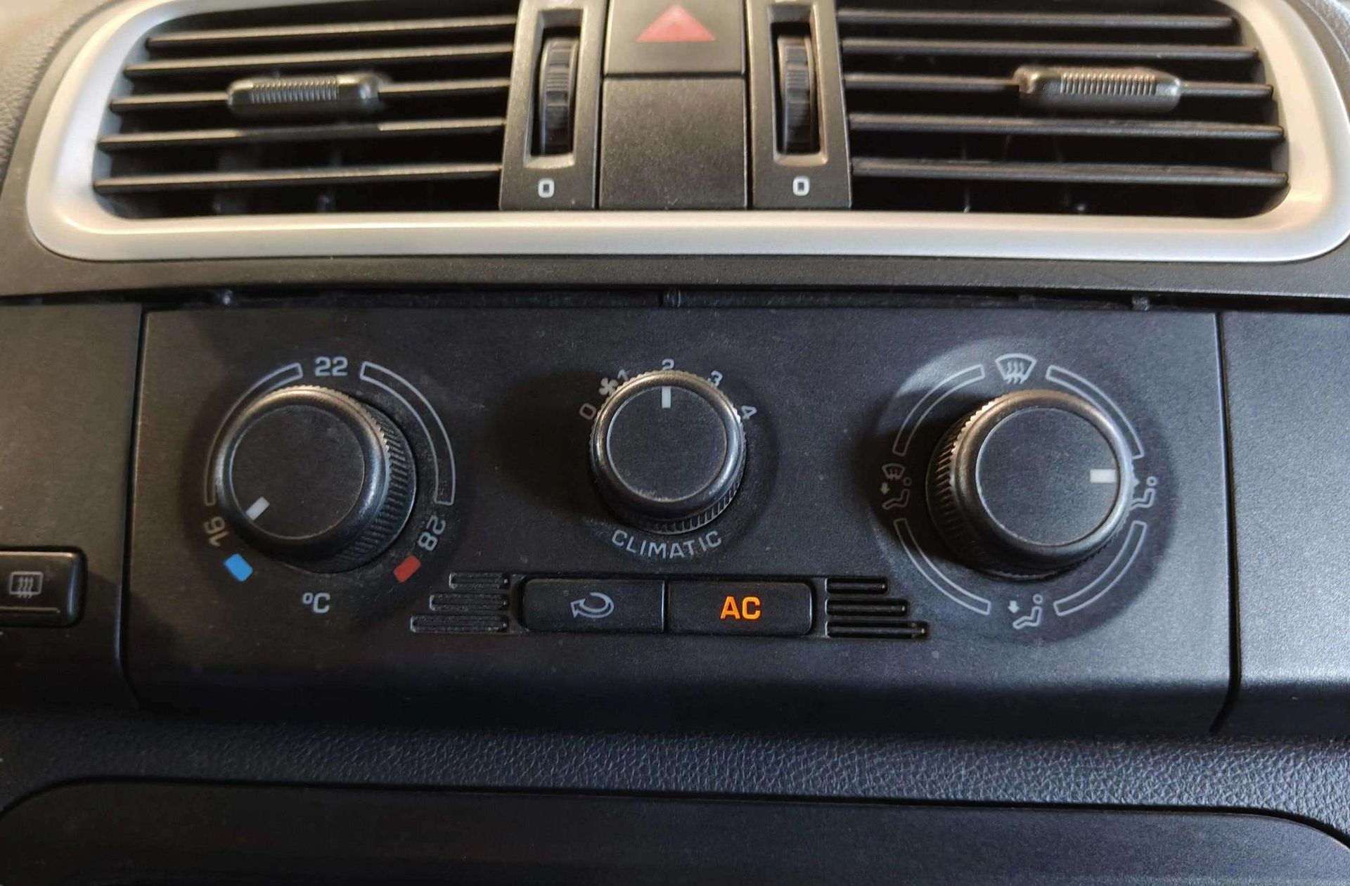 Škoda Fabia 1.2 Young - foto 21