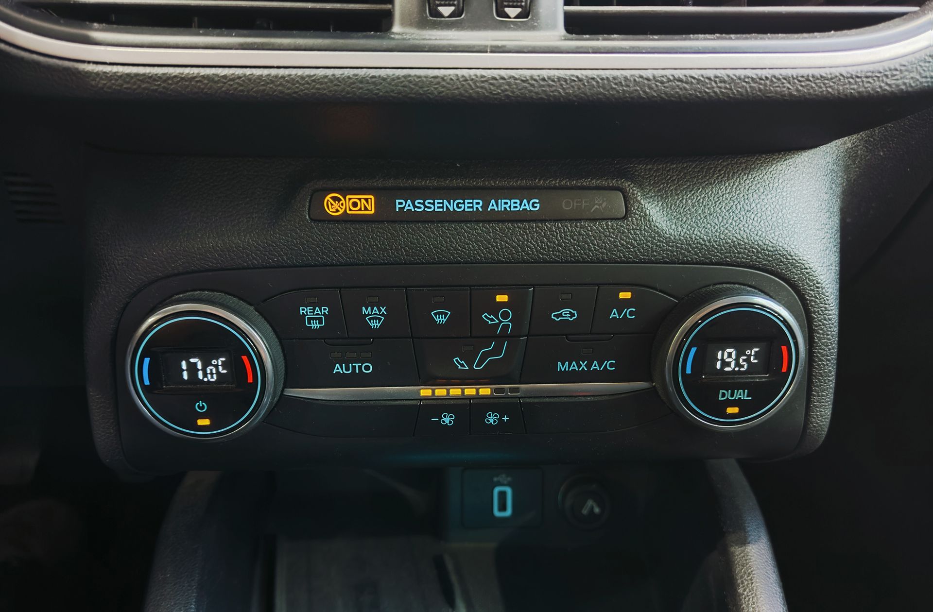 Ford Focus 1.0 EcoBoost MHEV Trend+ - foto 29