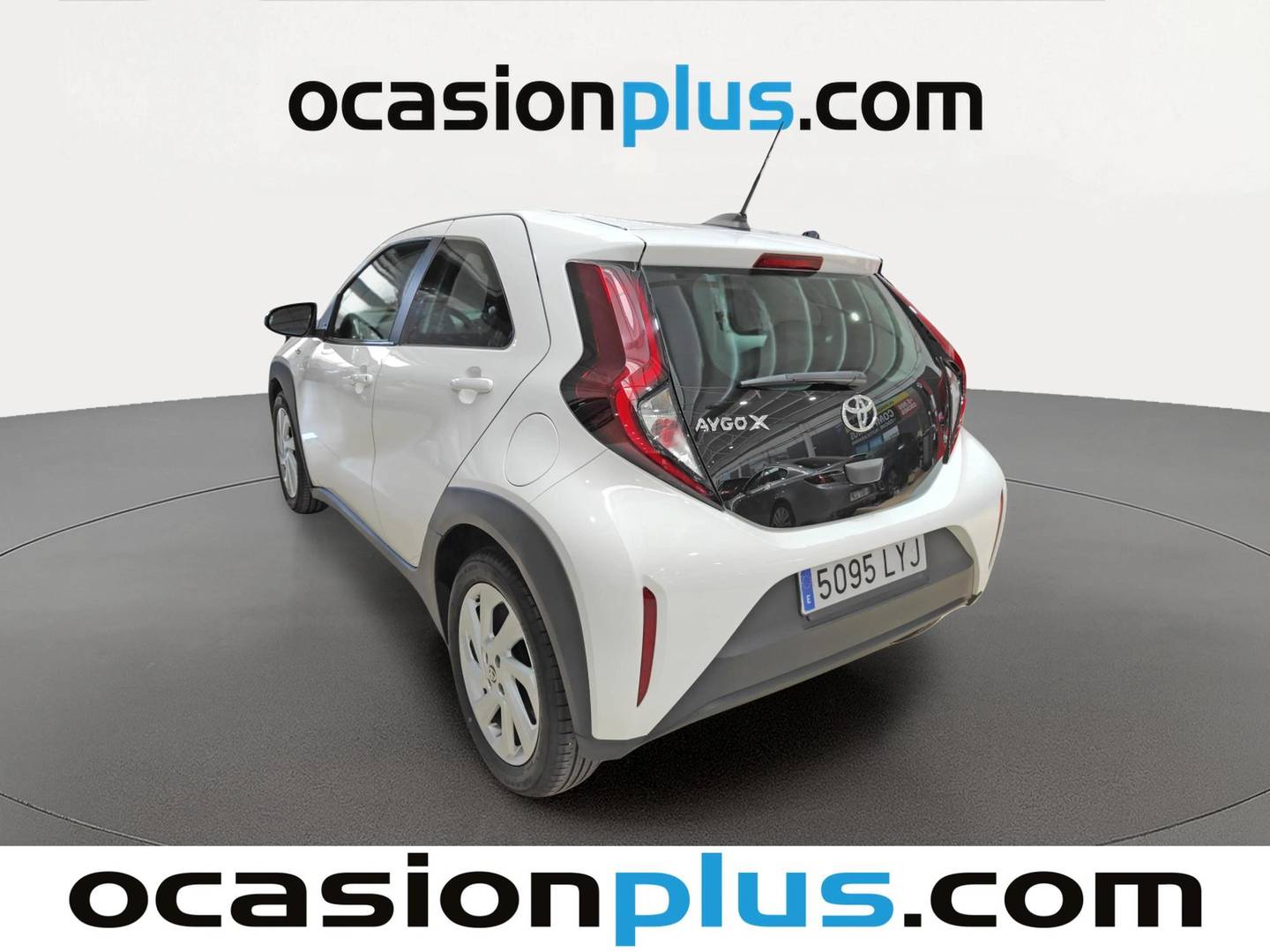 Foto trasera Toyota Aygo X Cross Toyota Aygo X Cross 1.0 VVT-I Play (72 CV) izquierda