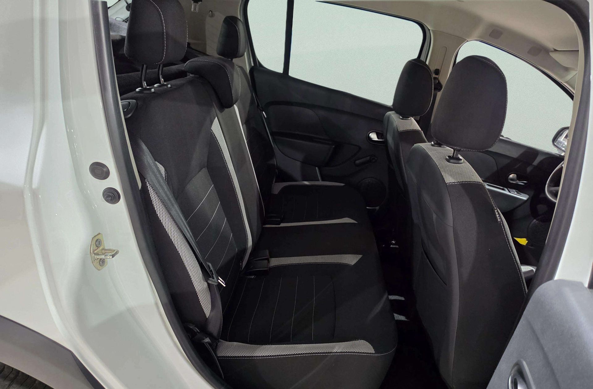 Dacia Sandero Stepway Essential 1.0 - foto 13