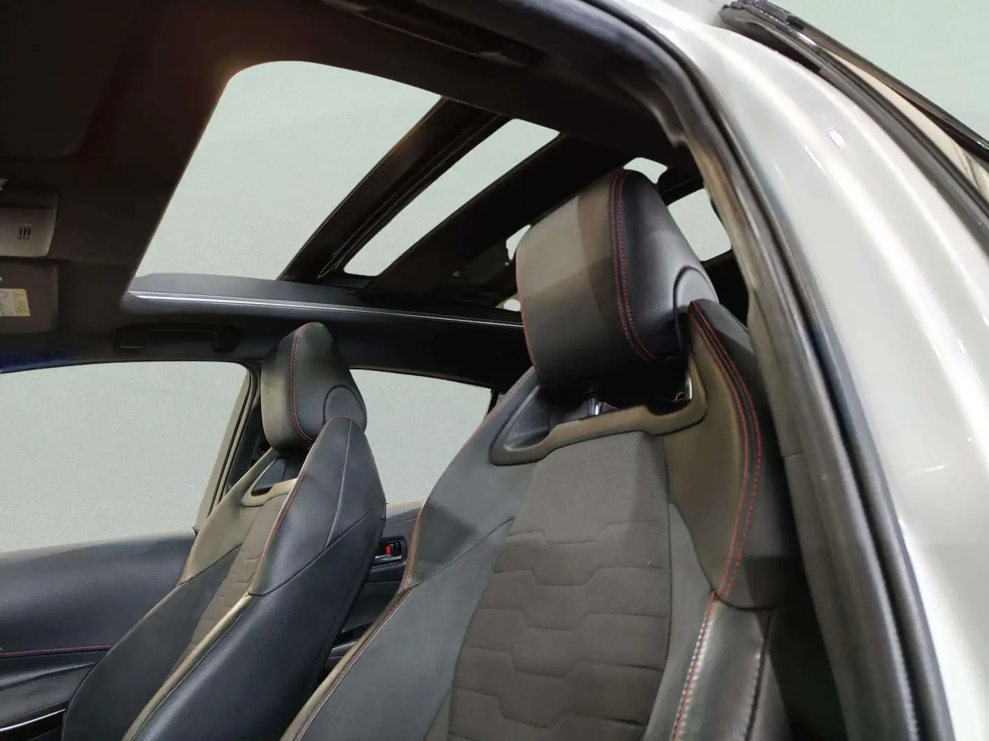 Foto Toyota Corolla Toyota Corolla 180H Advance E-CVT (180 CV)