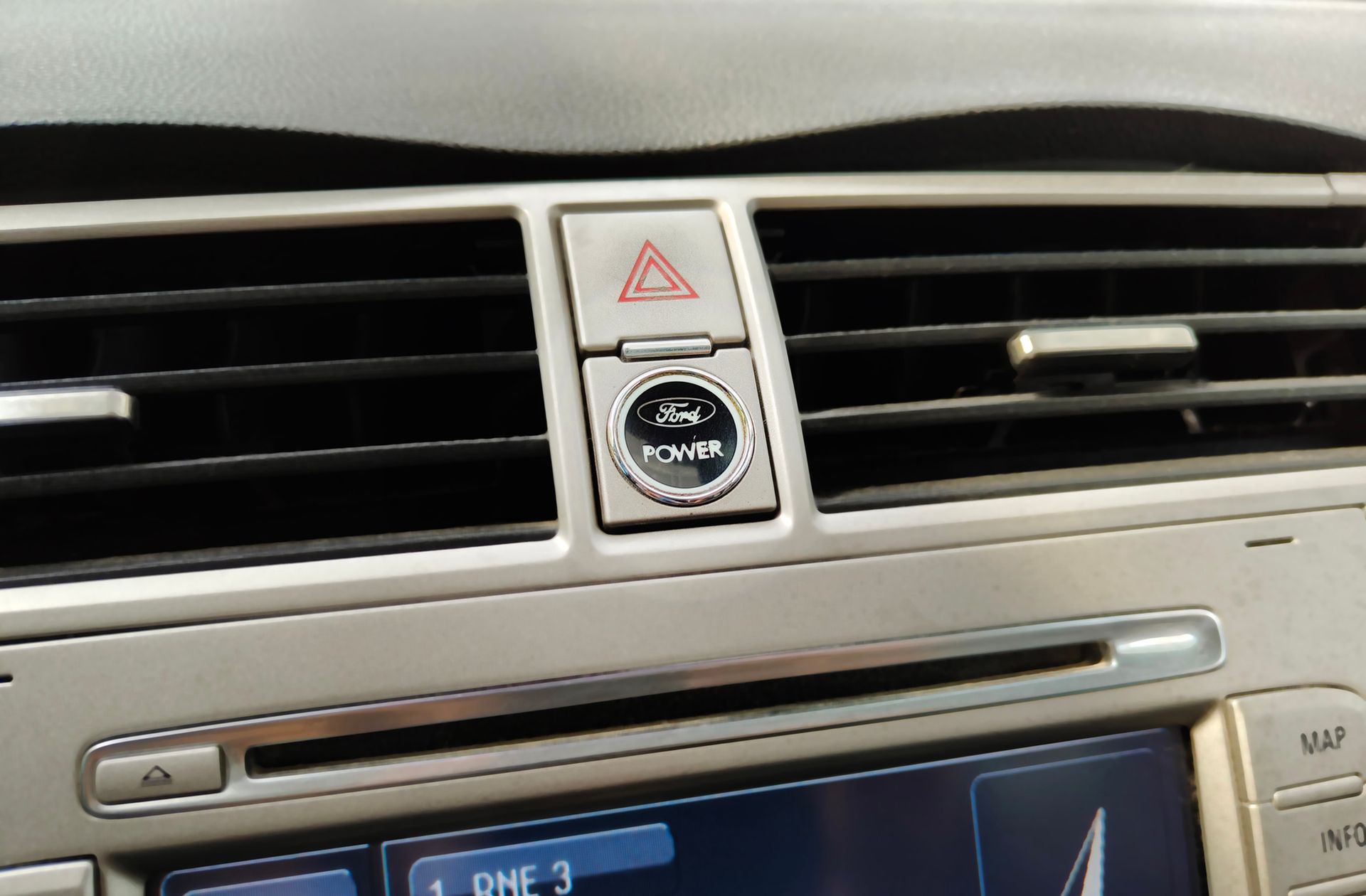 Ford Kuga 2.0 TDCi Titanium 4x4 Powershift - foto 32