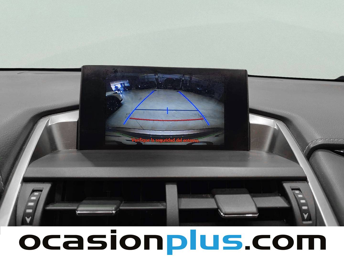 Equipamiento del Lexus NX Lexus NX 300h Corporate 2WD + Navibox (197 CV)