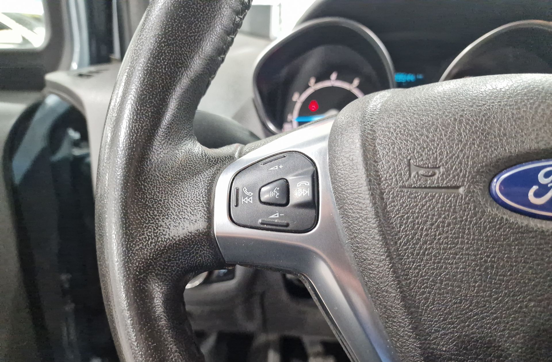 Ford Tourneo Courier 1.0 EcoBoost Titanium - foto 23