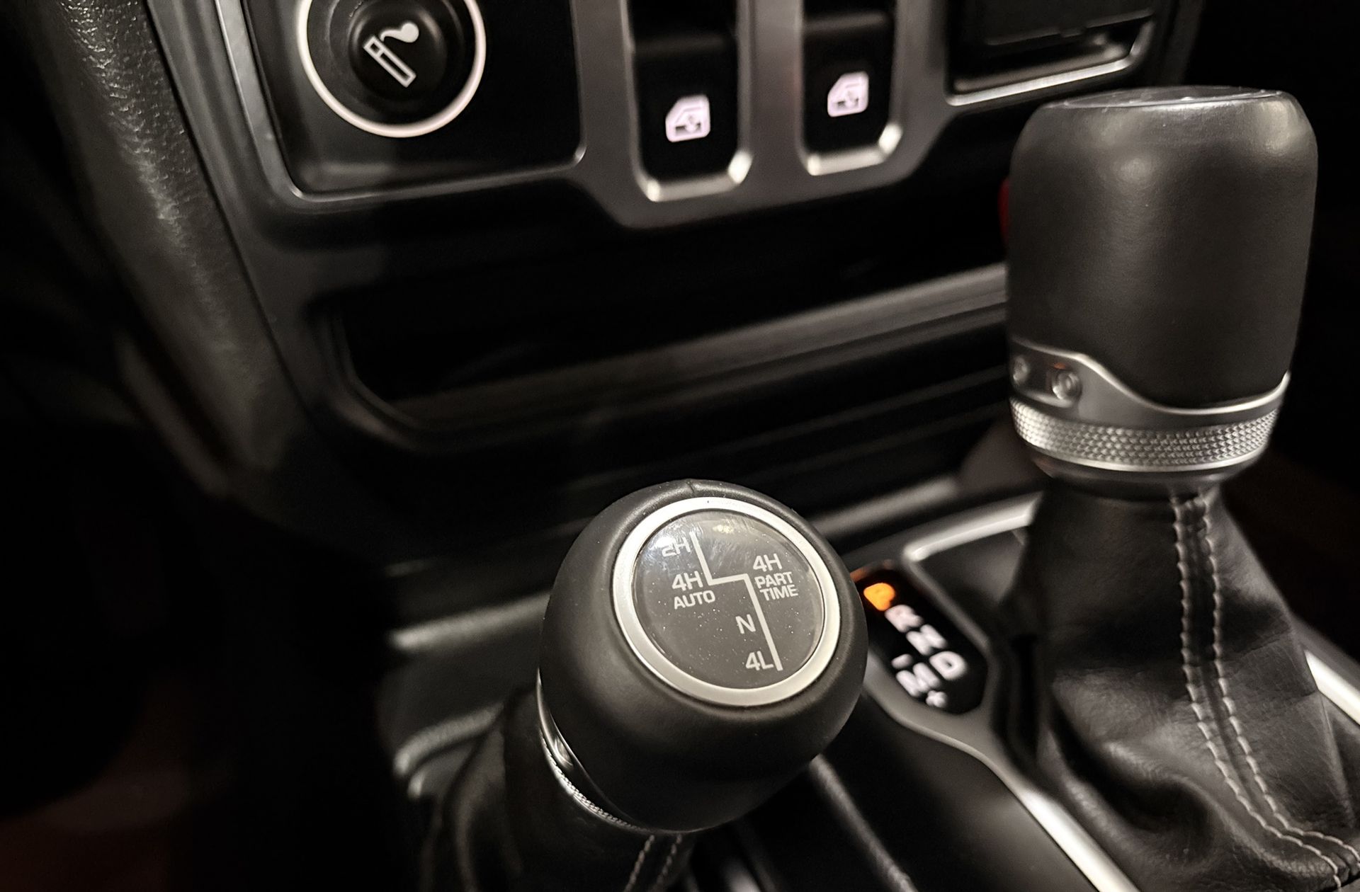 Jeep Wrangler 2.2 CRD Sahara 8ATX - foto 8